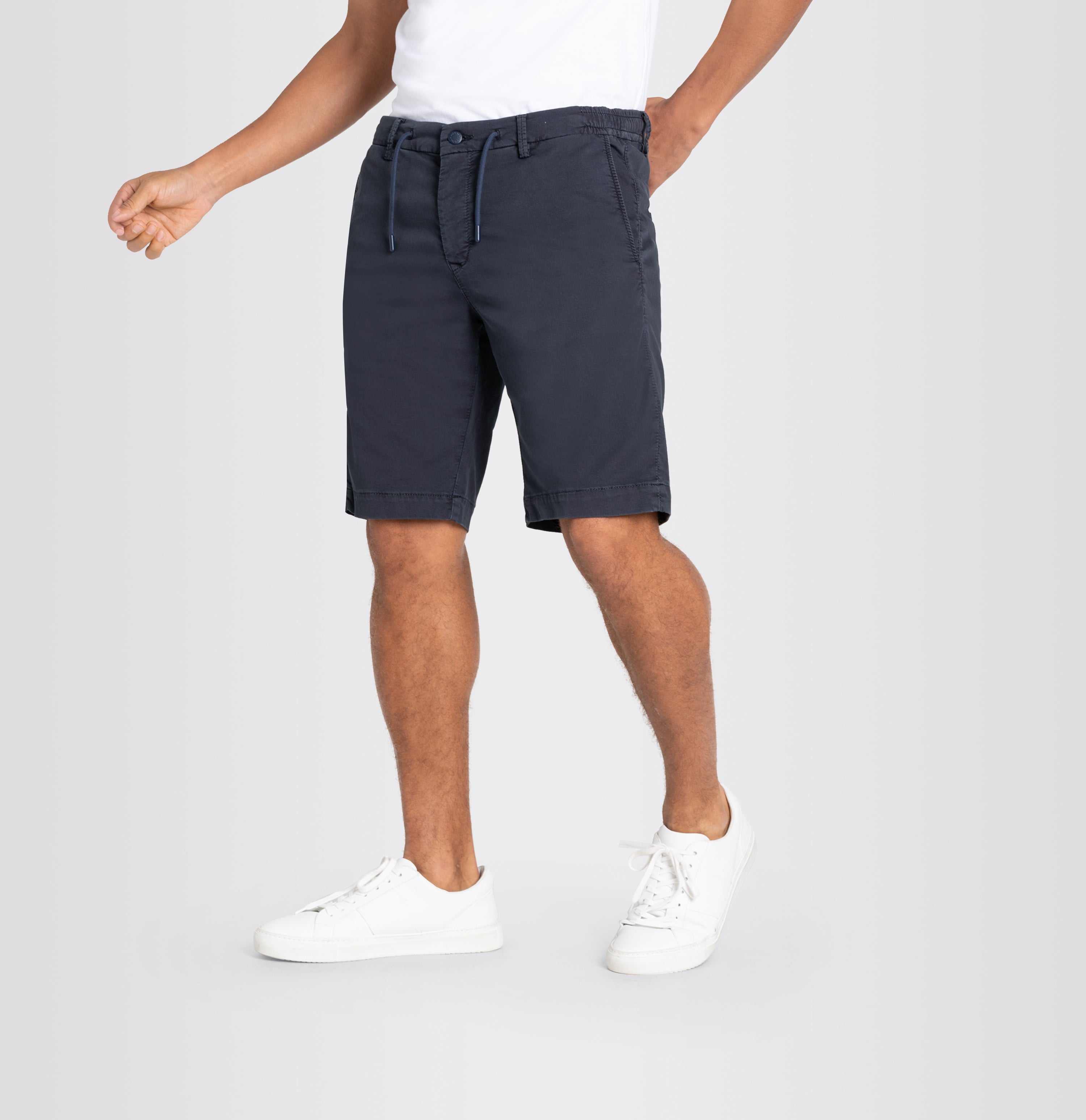 Bermuda in a chino design. Made of light sweat denim. | Jog´n Short | midnight blue | Detailed view 3 of model