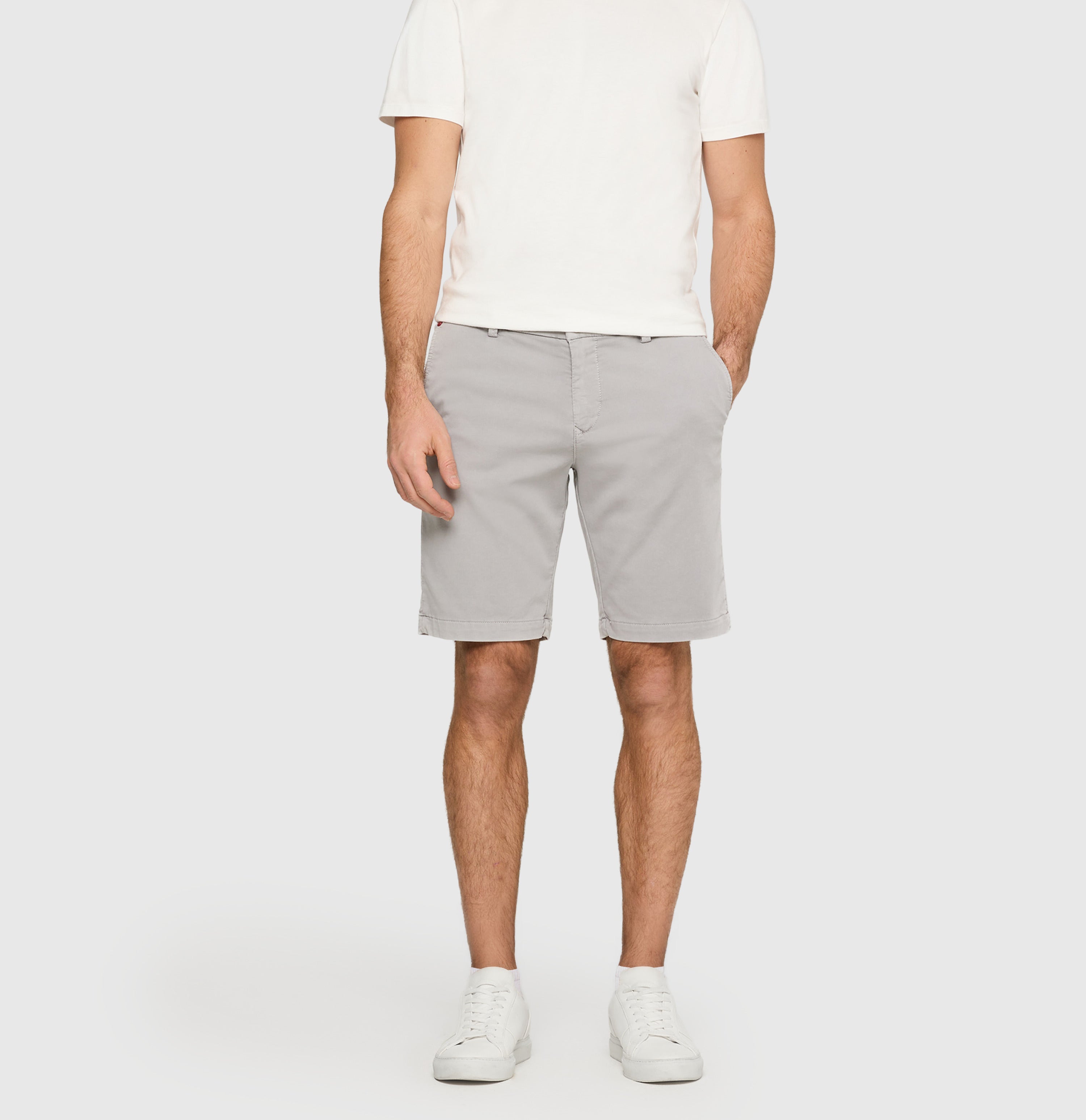 Chino Bermuda made of light sweat denim. | Jog´n Short | fog | Front view of model