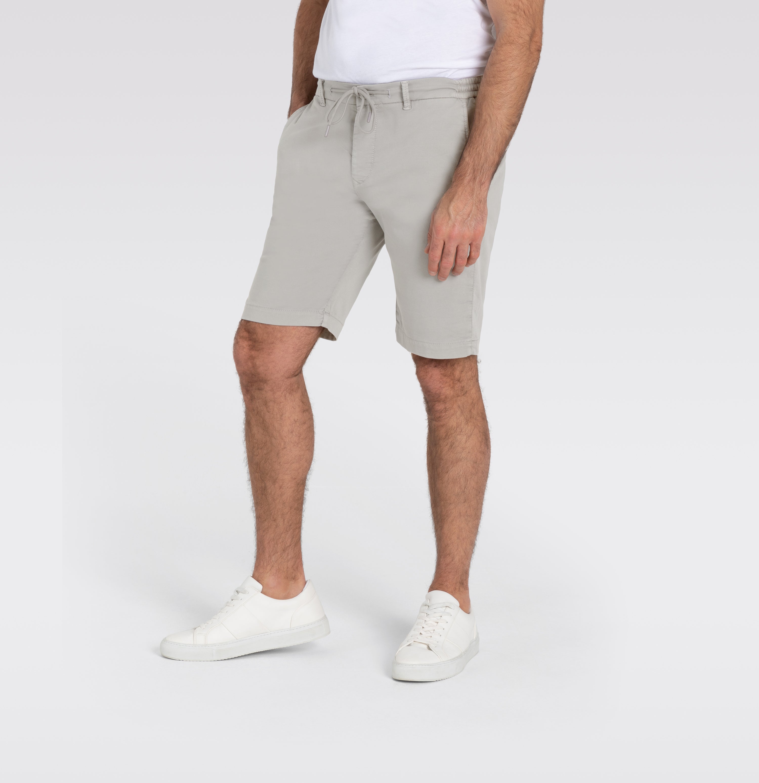 Chino Bermuda made of light sweat denim. | Jog´n Short | fog | Detailed view 2 of model