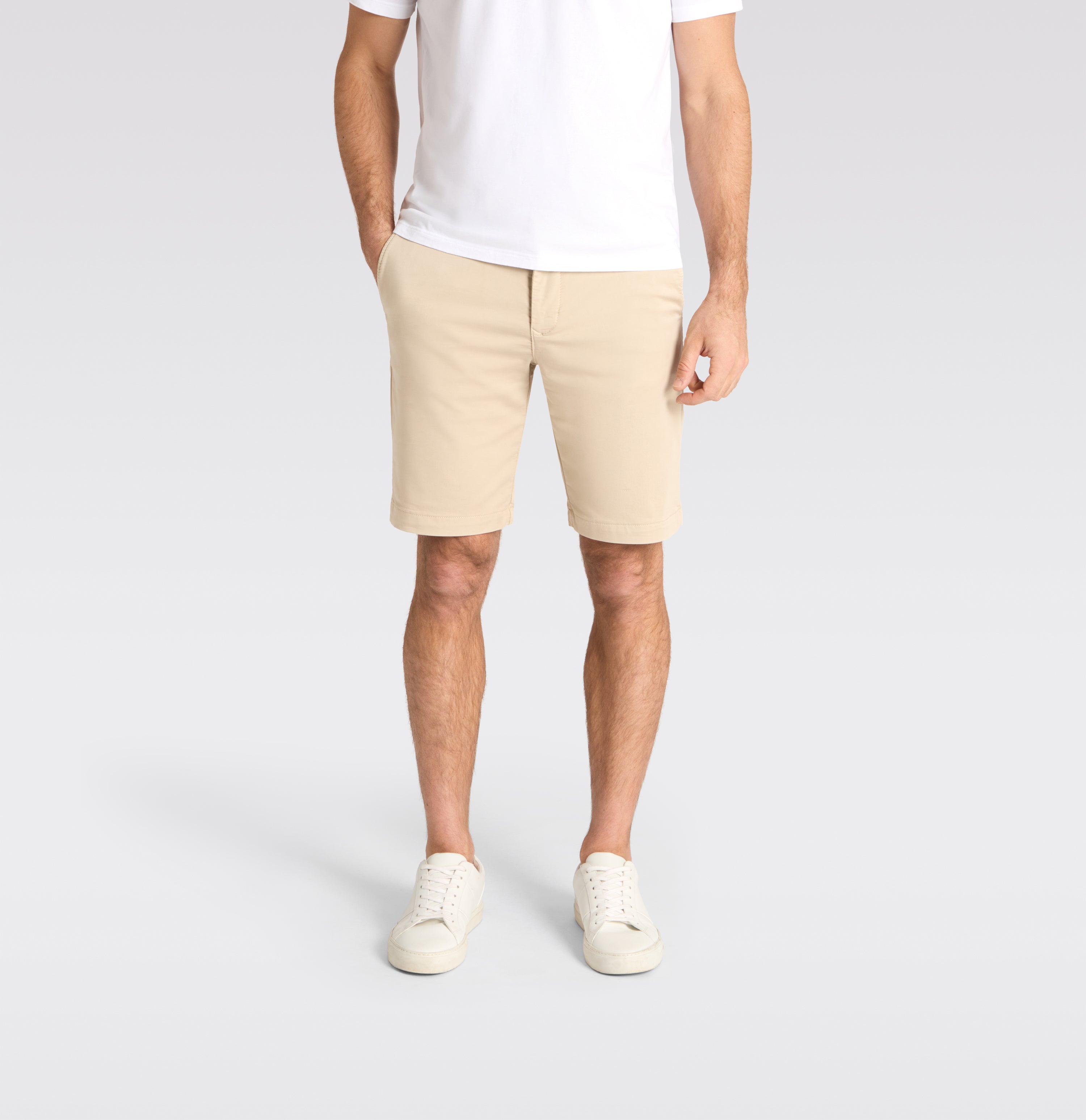Chino Bermuda made of light sweat denim. | Jog´n Short | smoothly beige | Front view of model