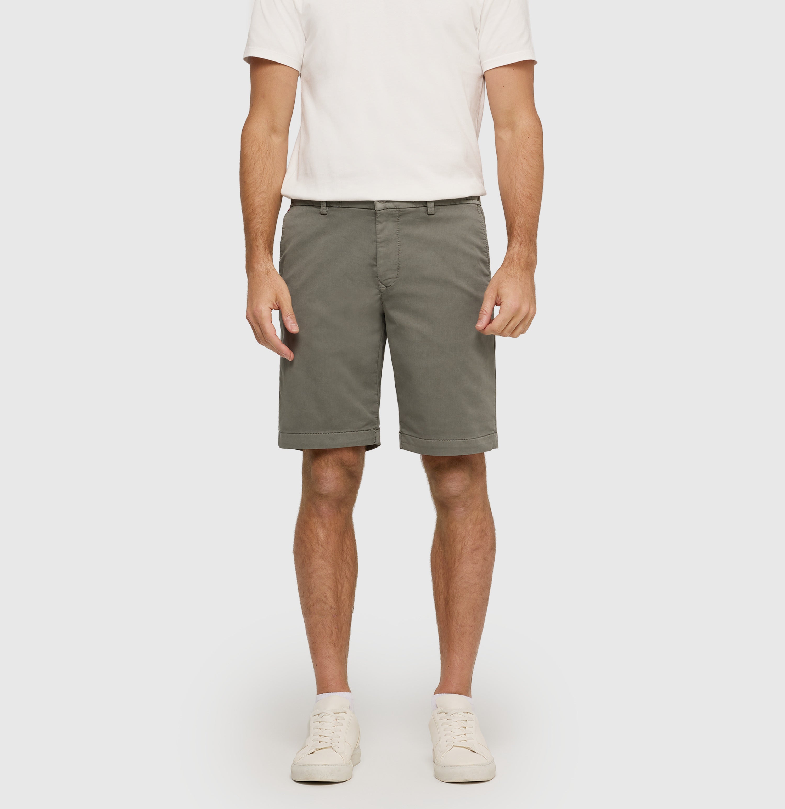 Chino Bermuda made of light sweat denim. | Jog´n Short | leaf green | Front view of model