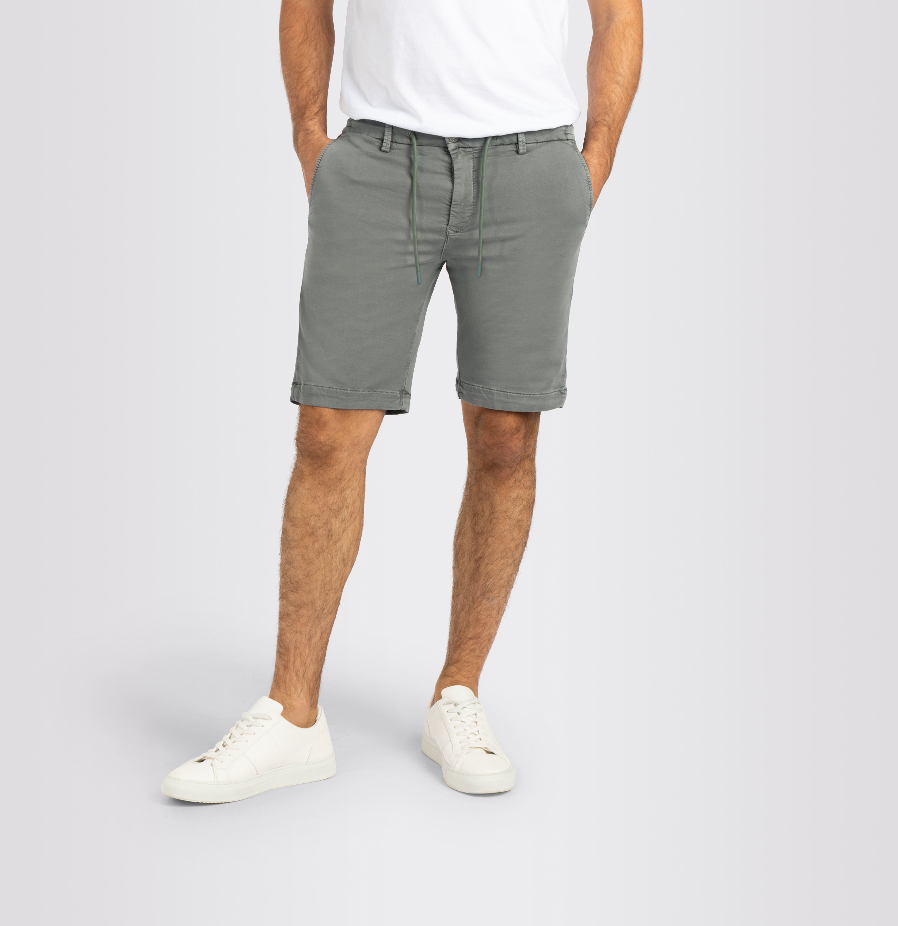 Bermuda in a chino design. Made of light sweat denim. | Jog´n Short | leaf green | Detailed view 2 of model