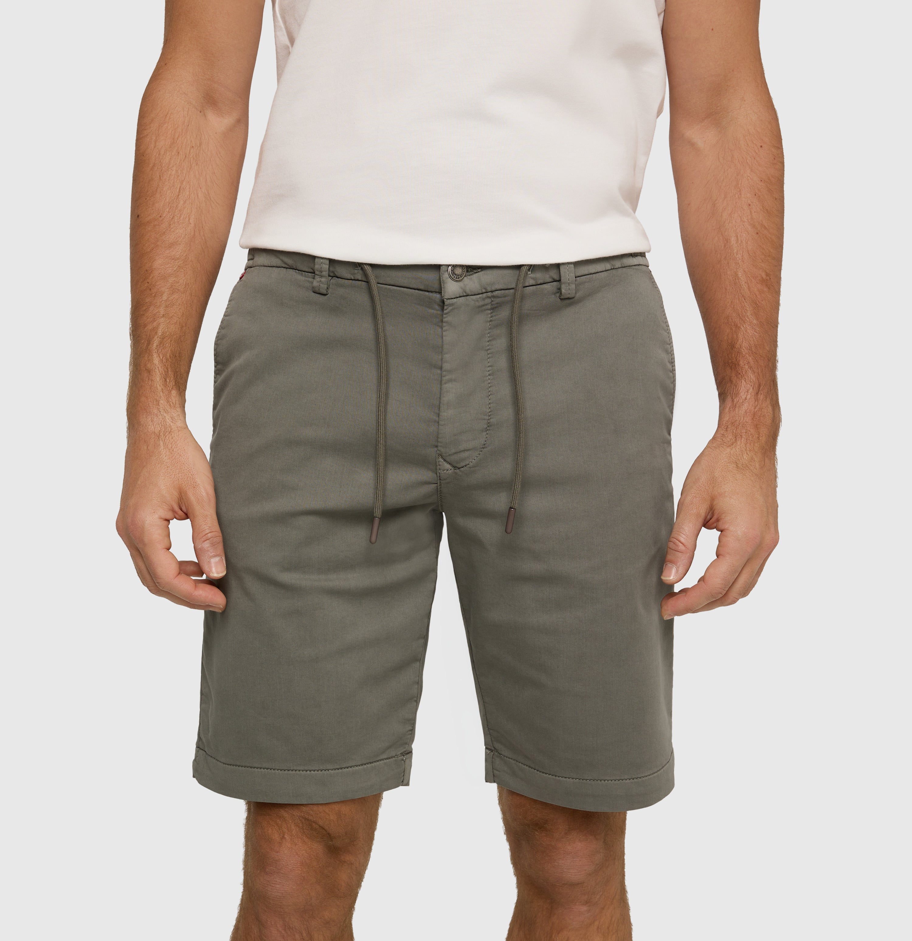 Chino Bermuda made of light sweat denim. | Jog´n Short | leaf green | Detailed view 3 of model