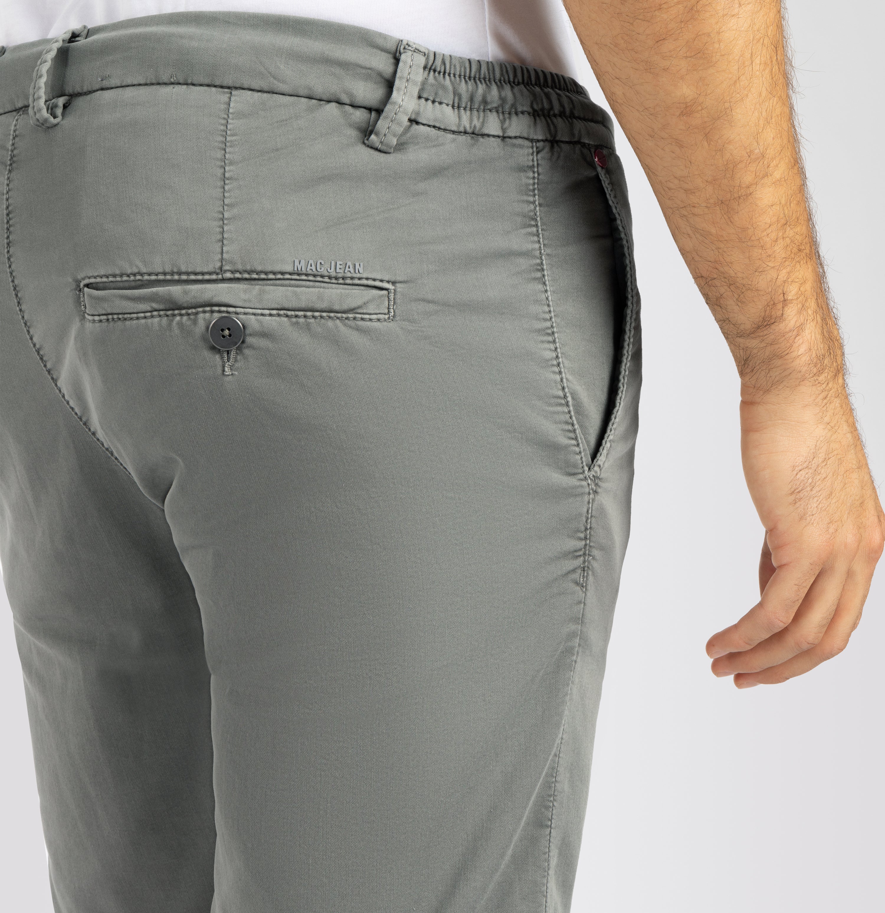 Chino Bermuda made of light sweat denim. | Jog´n Short | leaf green | Detailed view 4 of model