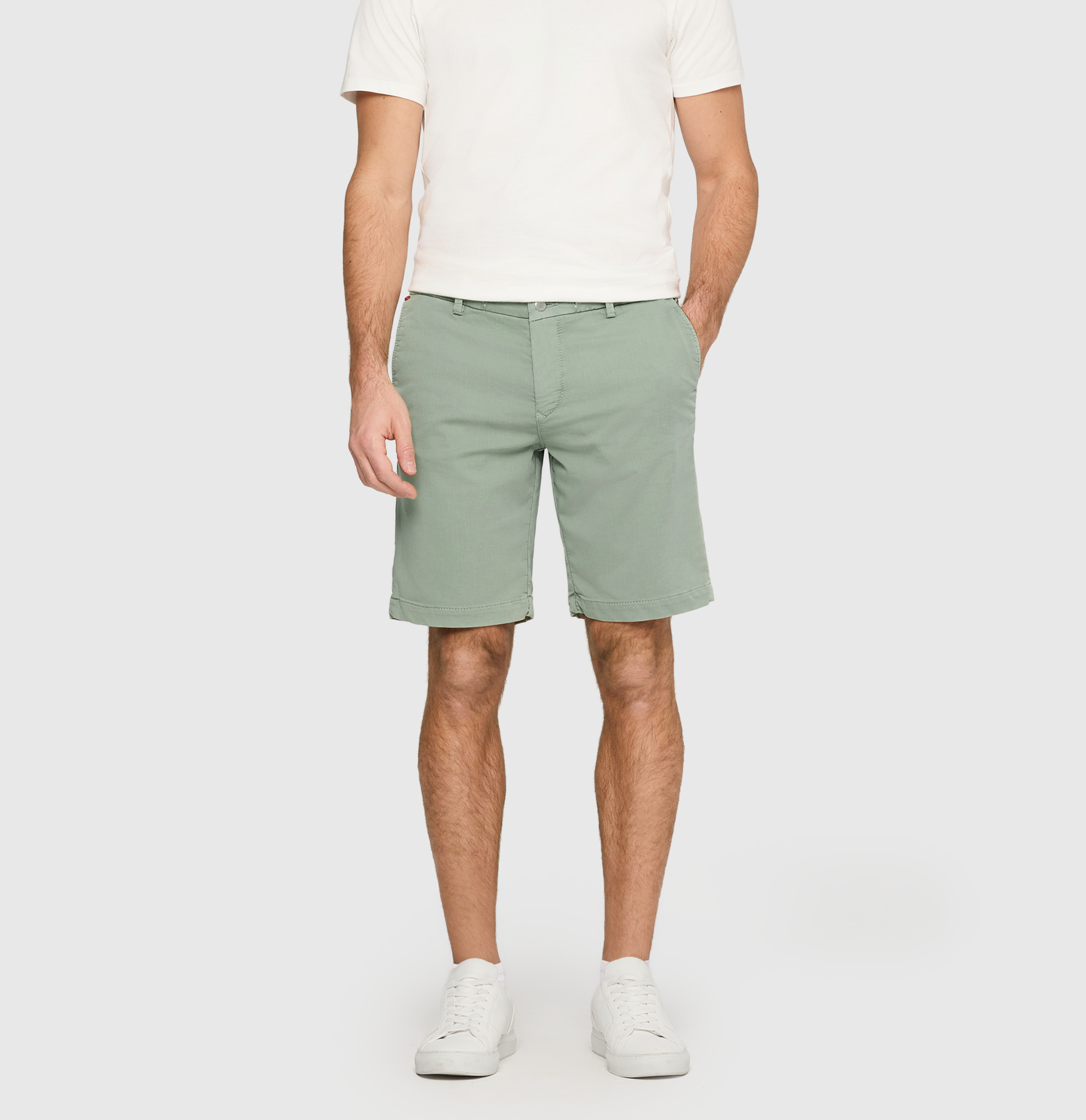 Chino Bermuda made of light sweat denim. | Jog´n Short | iceberg green | Front view of model
