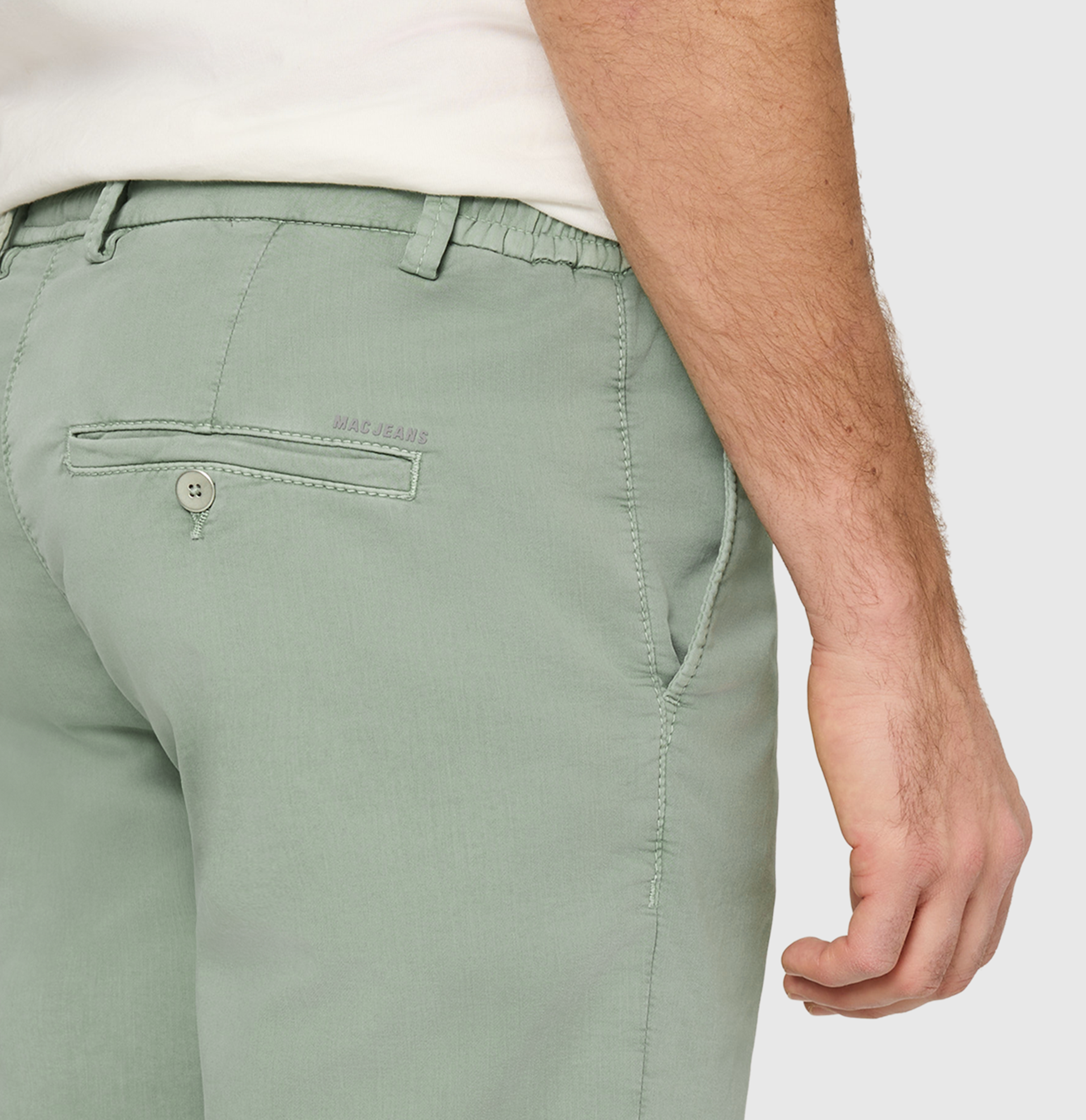 Chino Bermuda made of light sweat denim. | Jog´n Short | iceberg green | Detailed view 2 of model