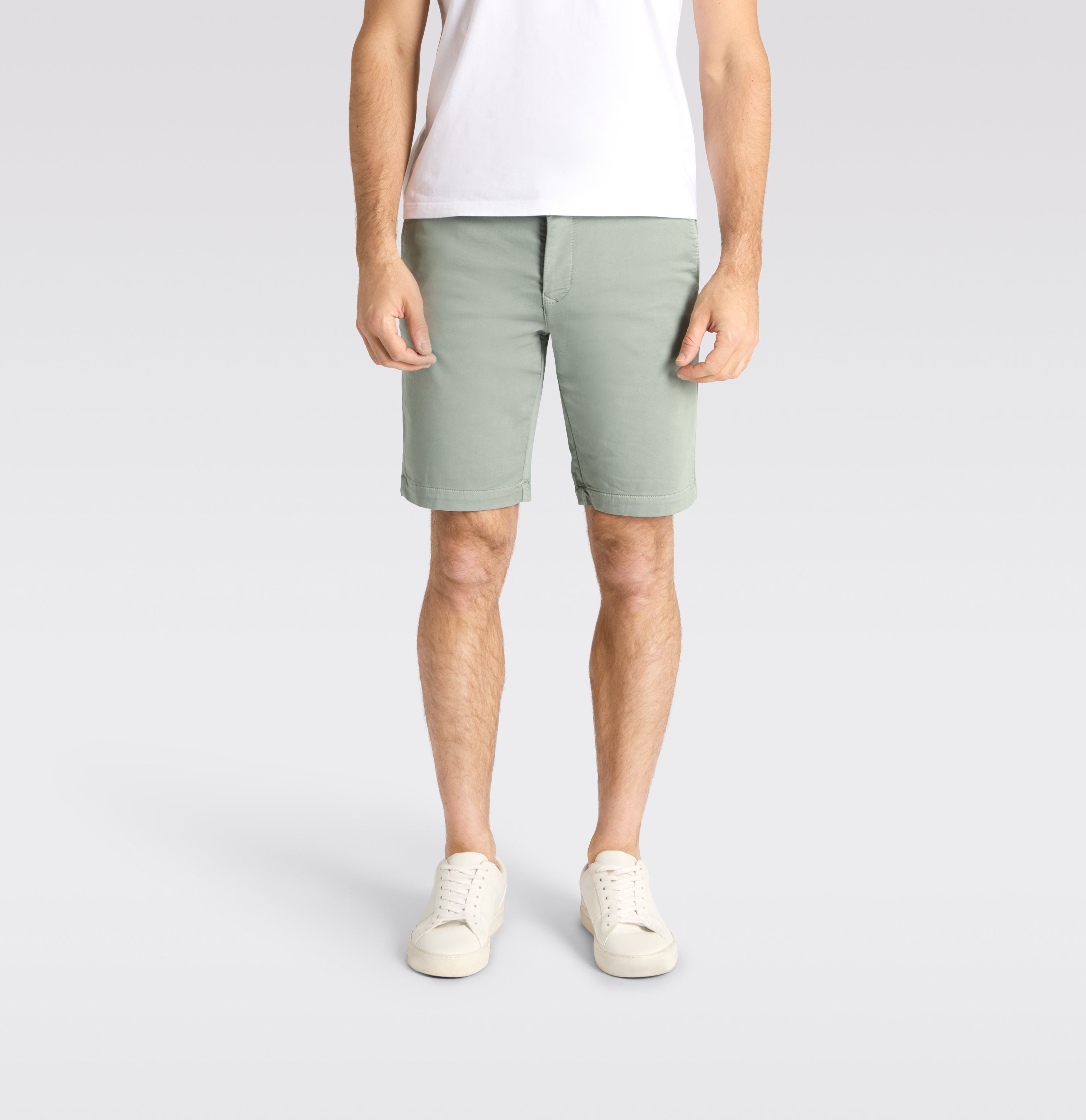 Bermuda in a chino design. Made of light sweat denim. | Jog´n Short | wrought iron | Front view of model