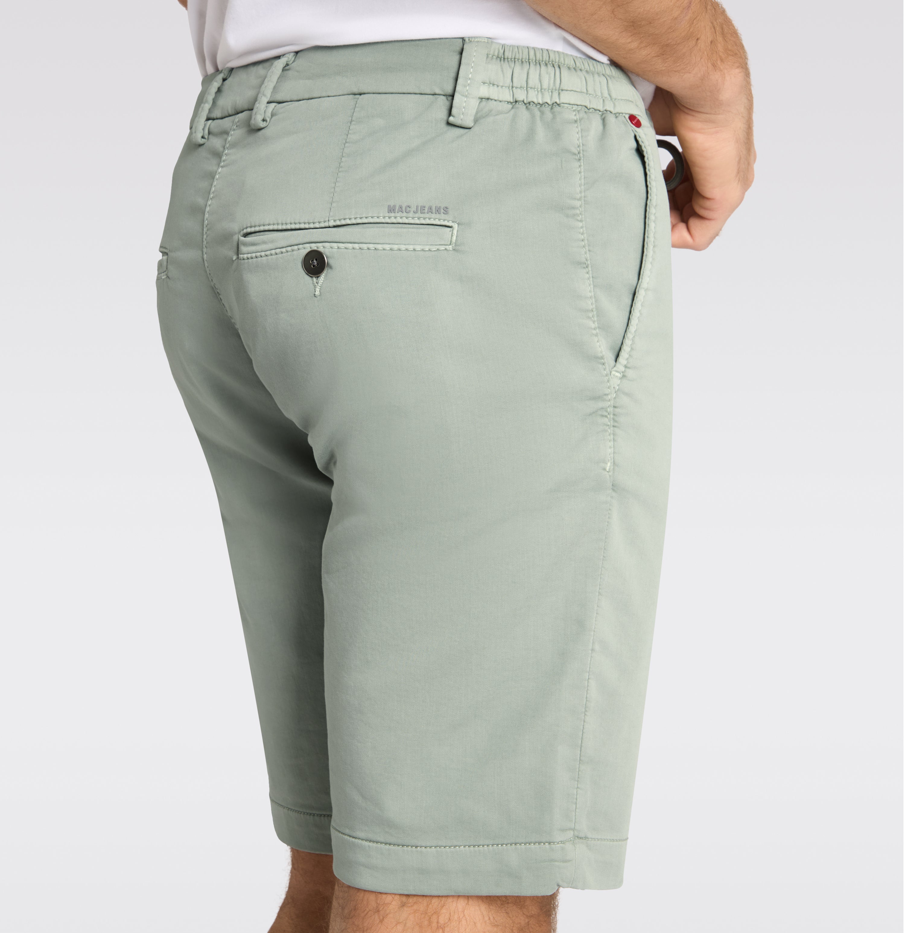 Bermuda in a chino design. Made of light sweat denim. | Jog´n Short | wrought iron | Detailed view 3 of model