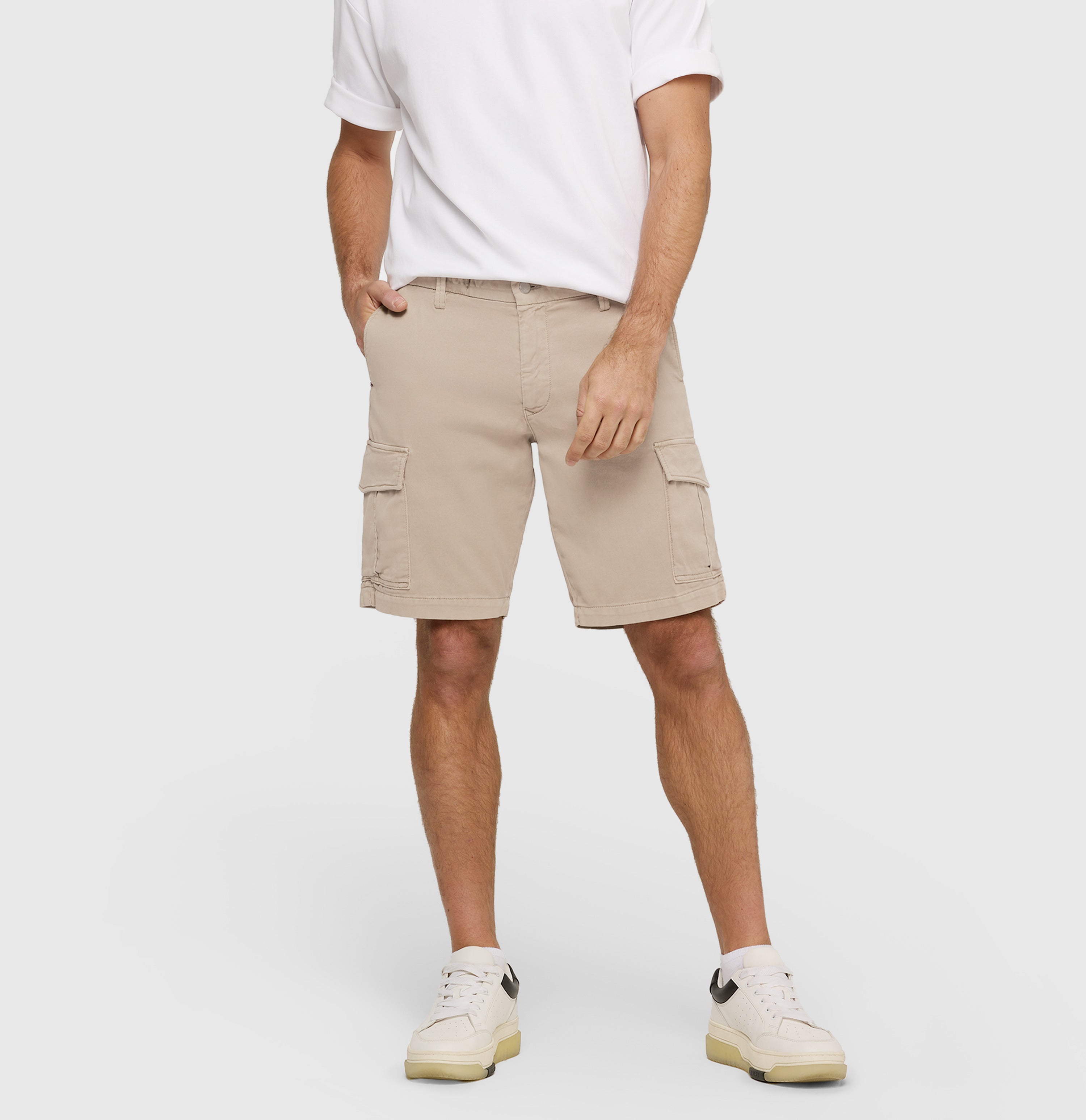 Comfortable cargo Bermuda made of sweat denim. | Jog´n Cargo | string | Front view of model