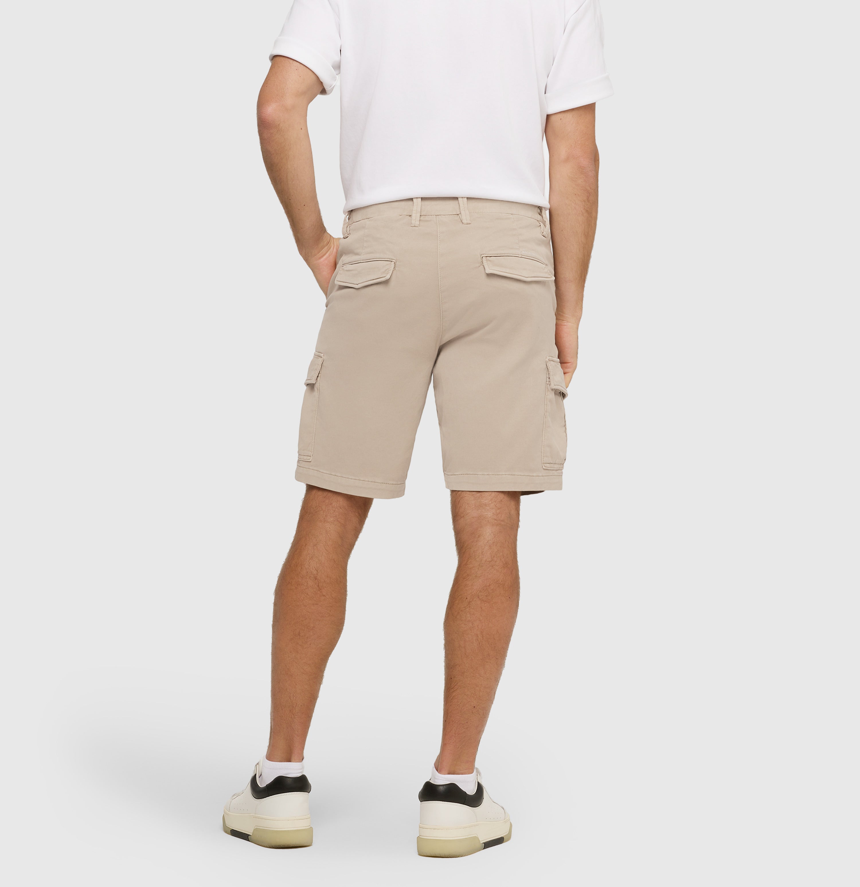 Comfortable cargo Bermuda made of sweat denim. | Jog´n Cargo | string | Back view of model