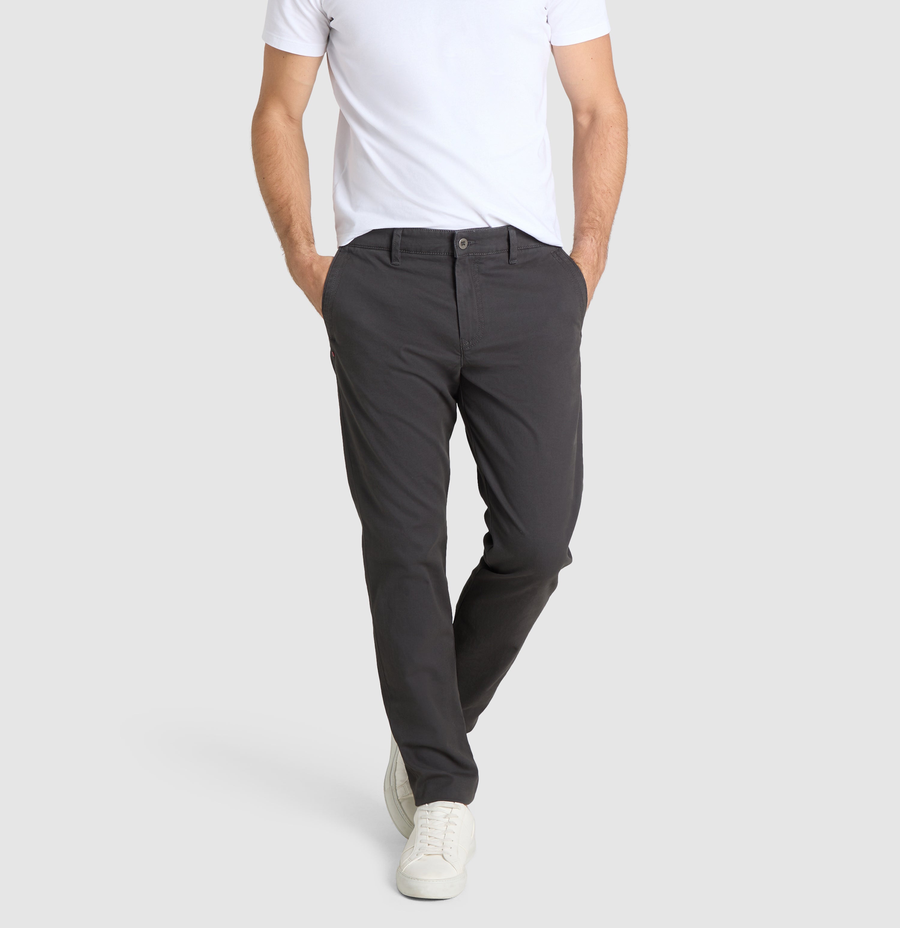 Comfortable chino with discreet vintage effects. | Lenny | grey stone | Front view of model