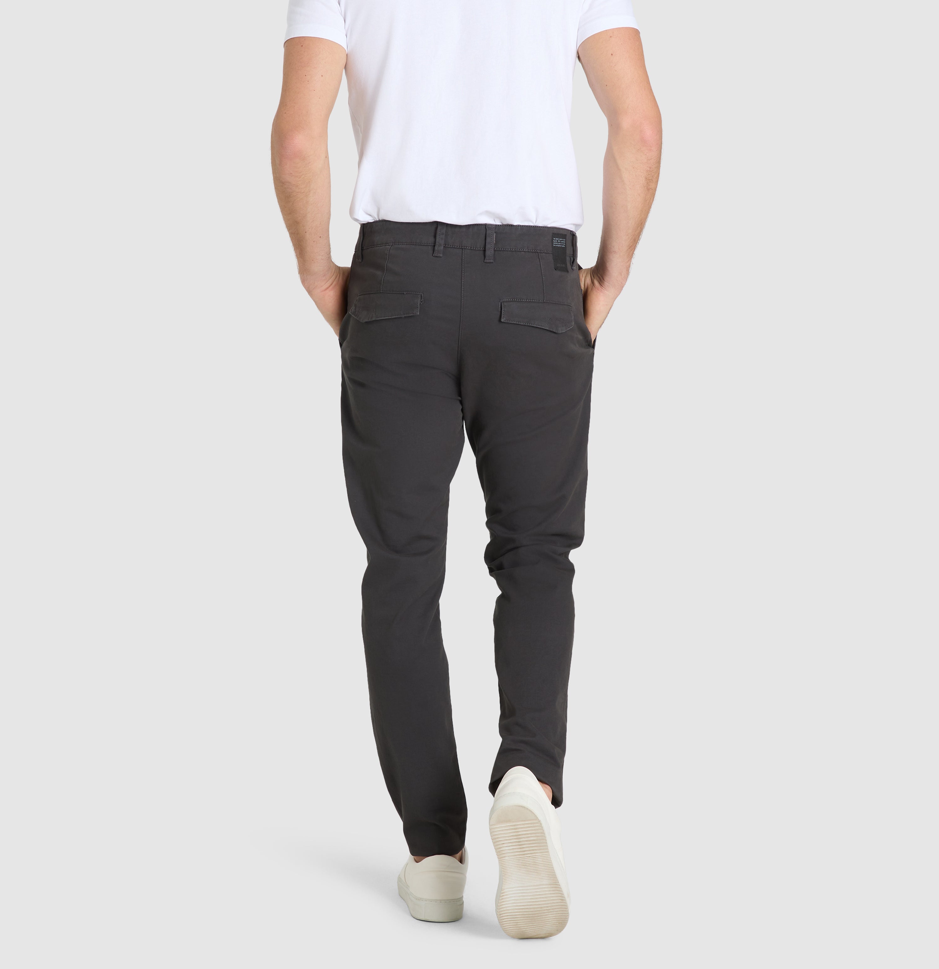 Comfortable chino with discreet vintage effects. | Lenny | grey stone | Back view of model