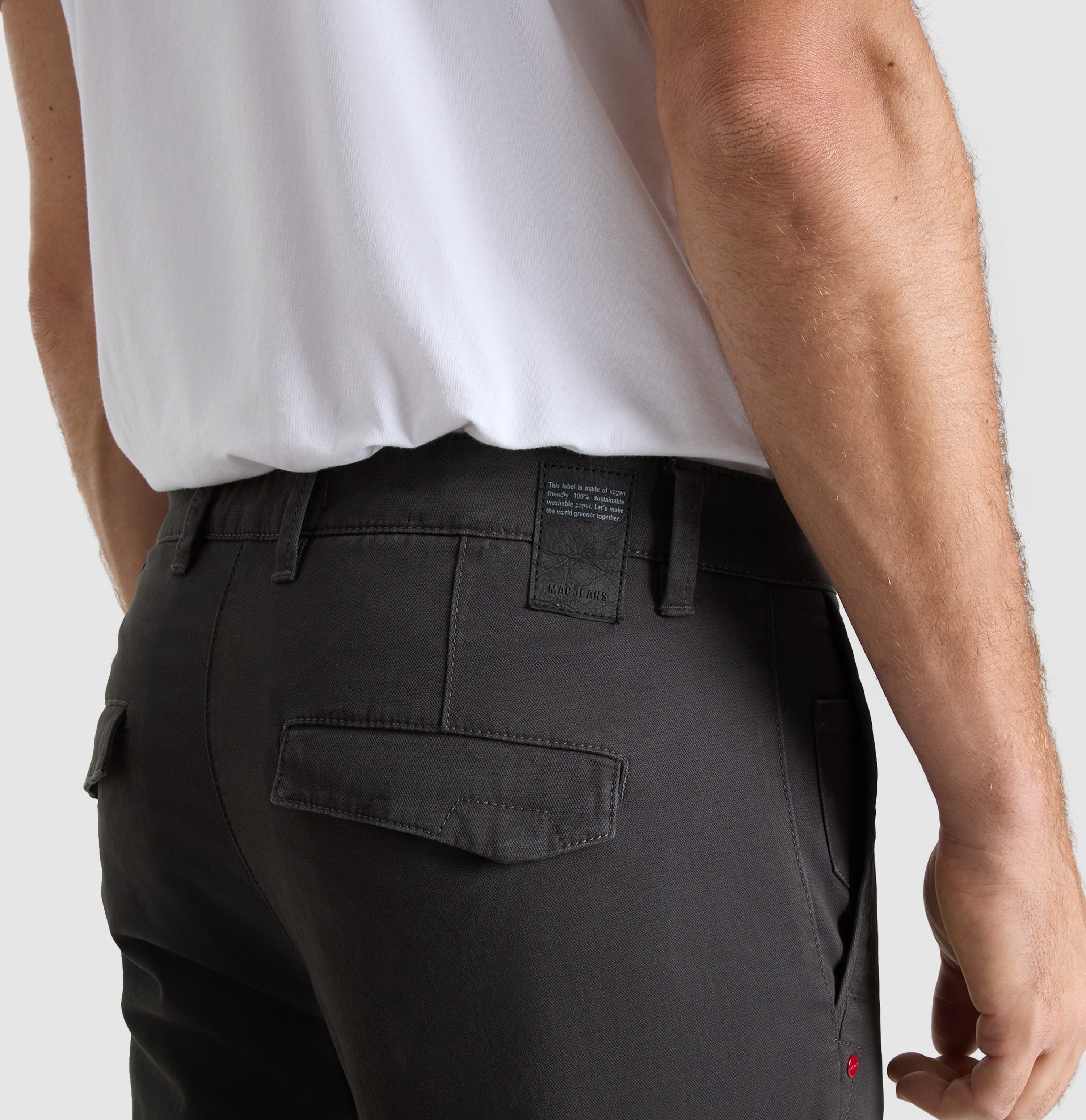 Comfortable chino with discreet vintage effects. | Lenny | grey stone | Side view of model