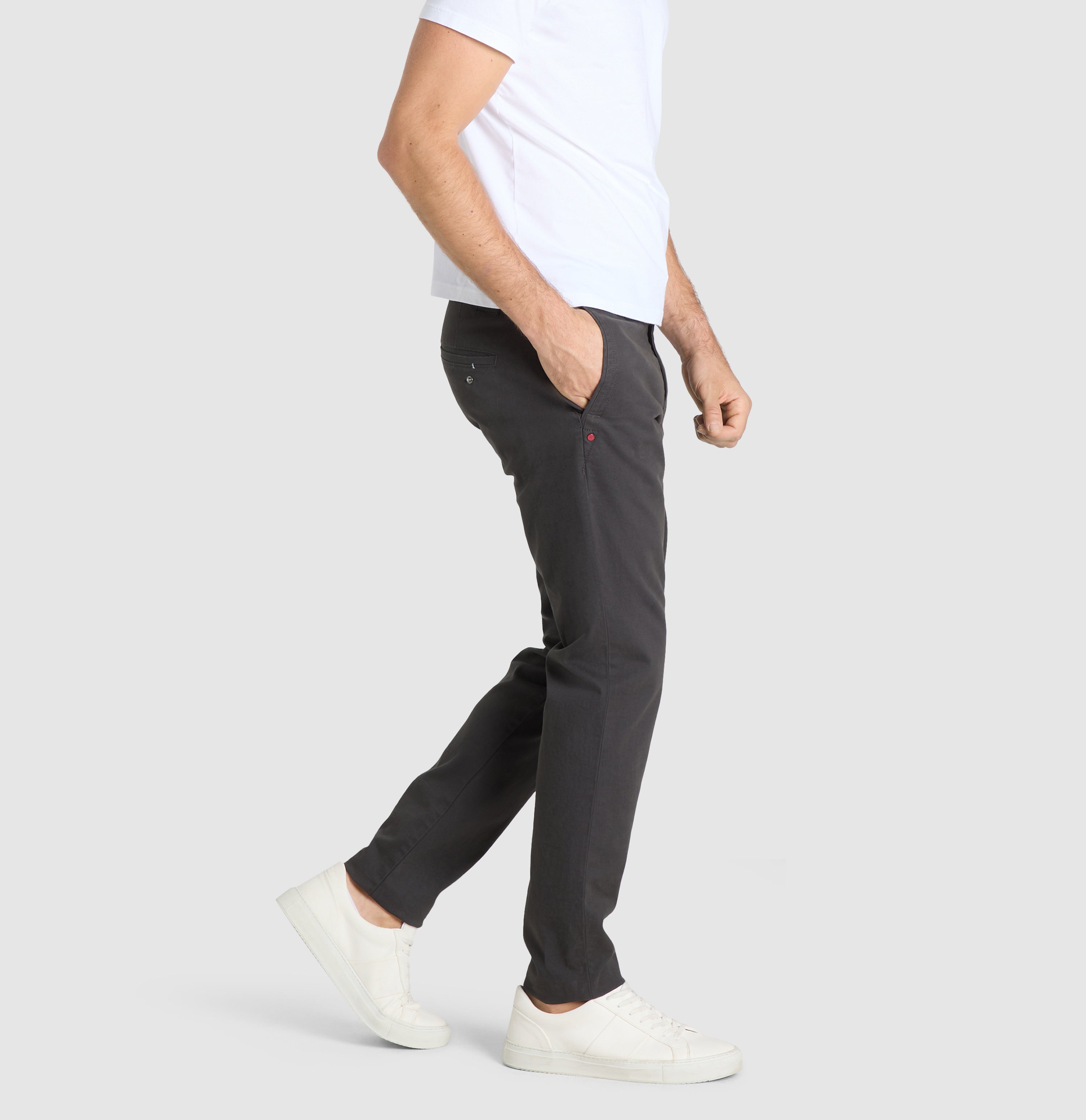 Comfortable chino with discreet vintage effects. | Lenny | grey stone | Detailed view 2 of model