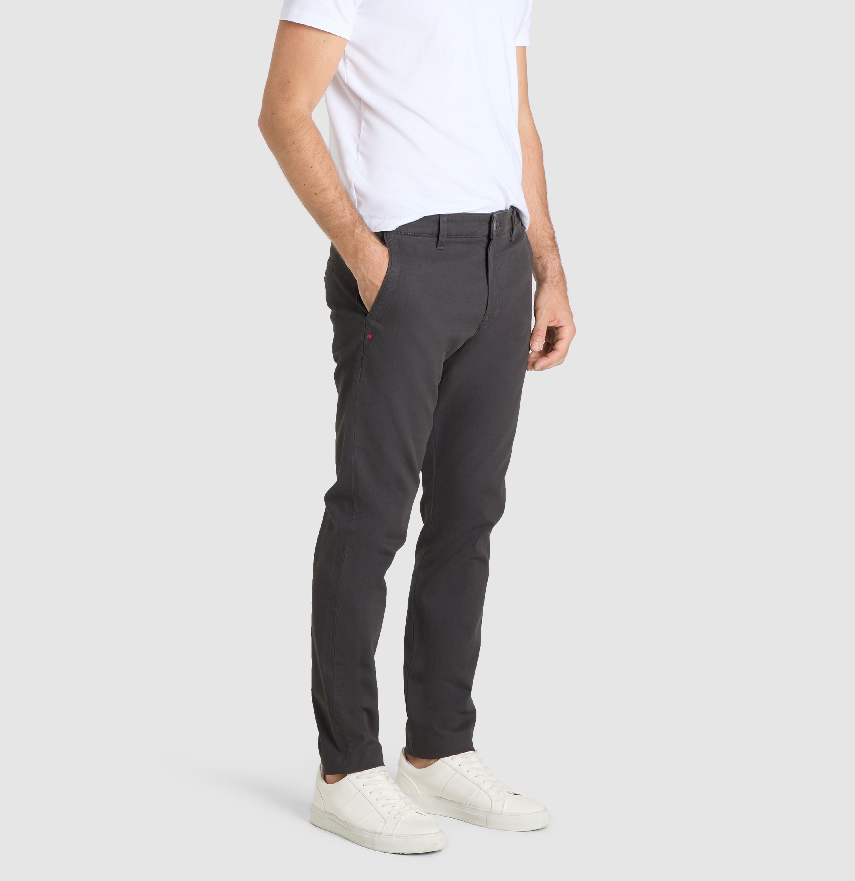 Comfortable chino with discreet vintage effects. | Lenny | grey stone | Detailed view 3 of model