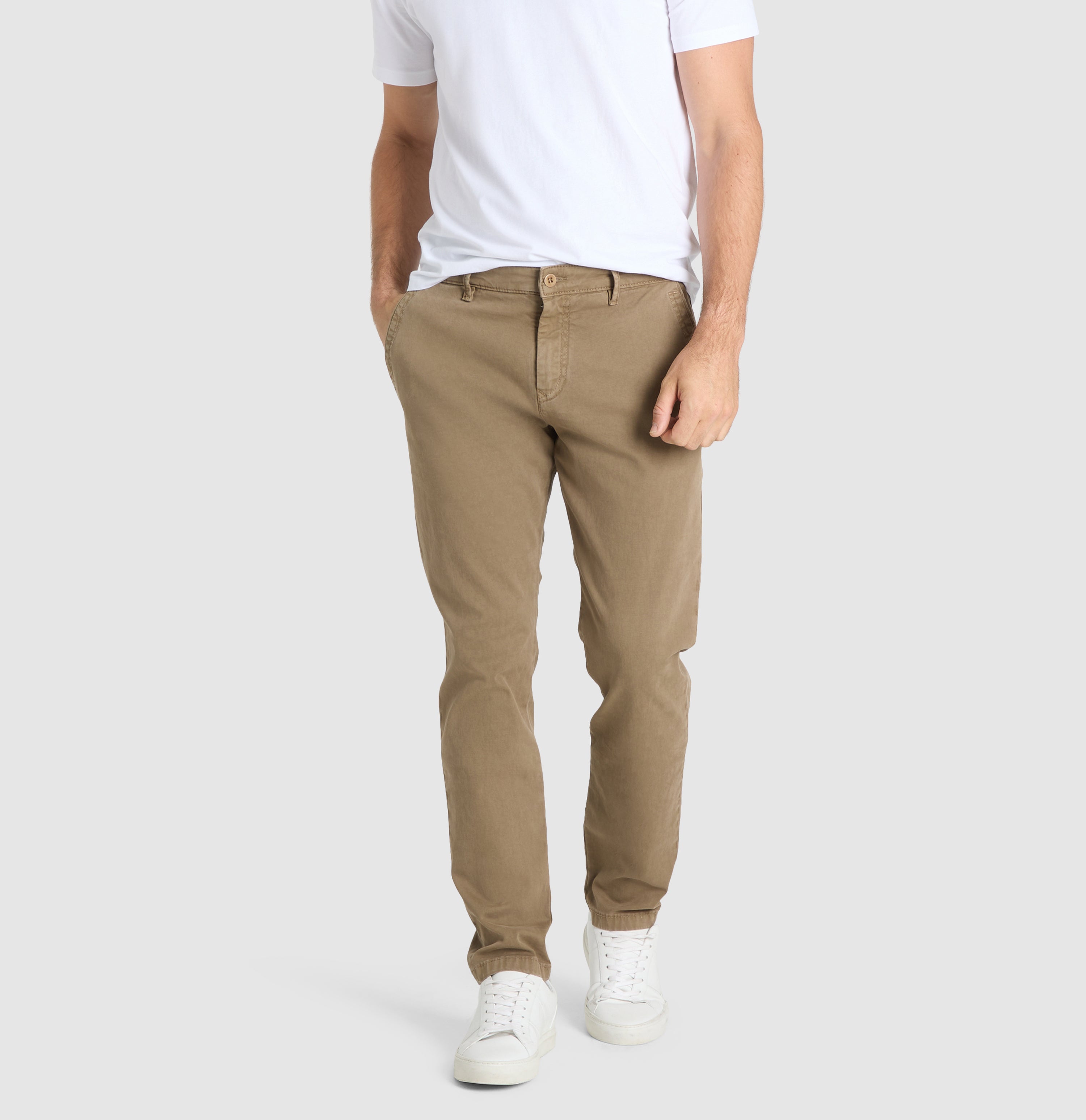 Comfortable chino with discreet vintage effects. | Lenny | clay | Front view of model