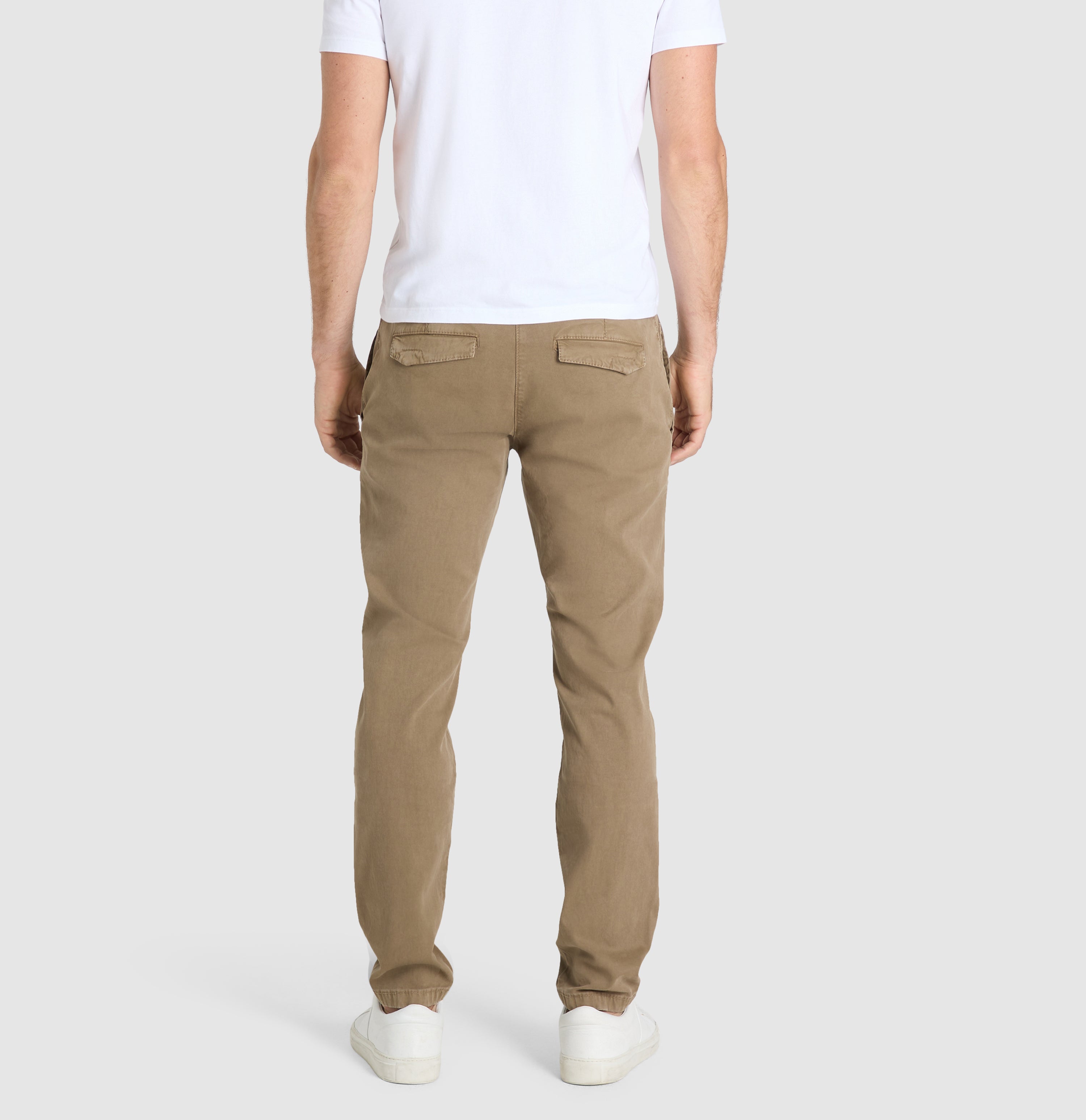 Comfortable chino with discreet vintage effects. | Lenny | clay | Back view of model