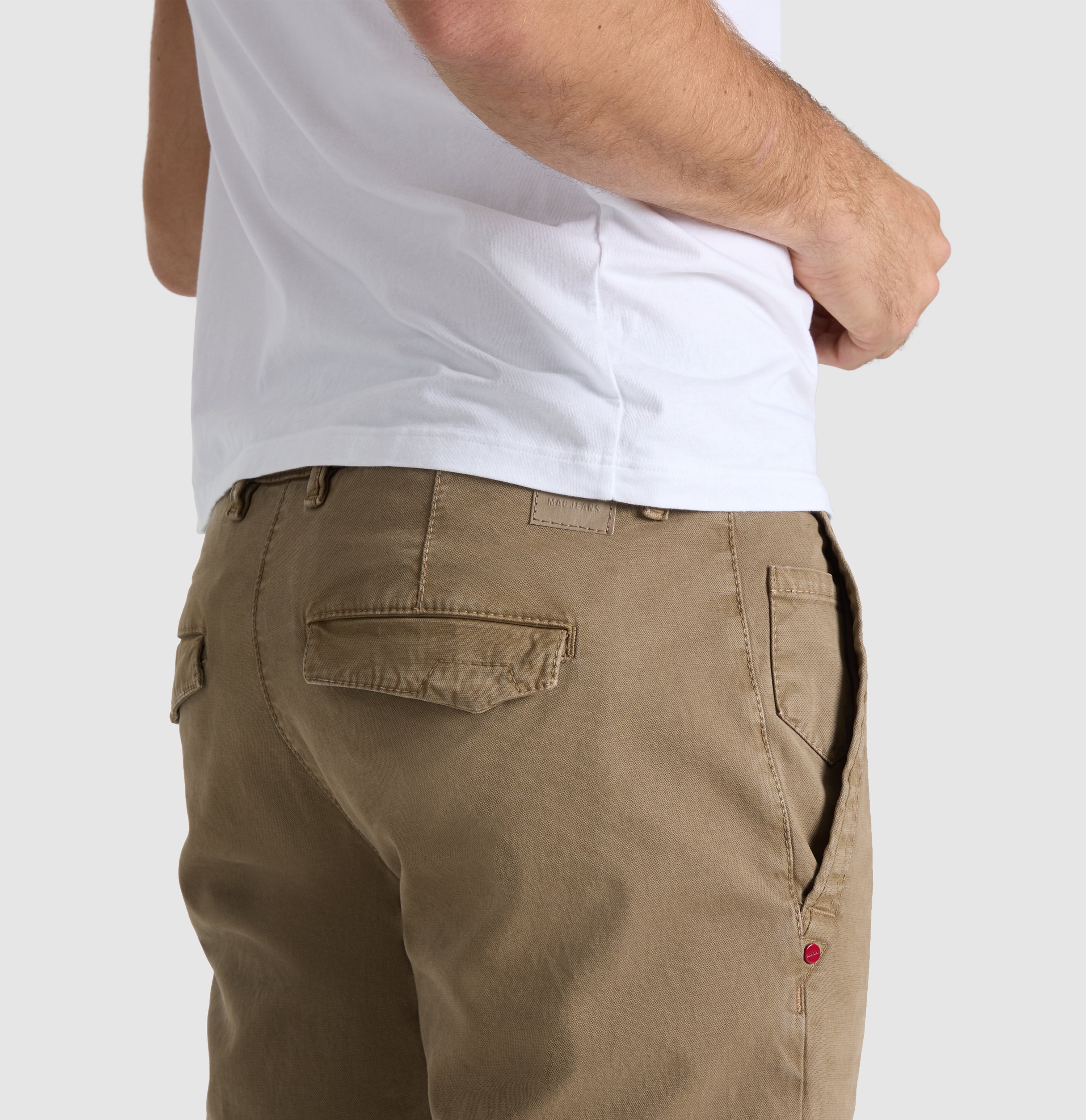 Comfortable chino with discreet vintage effects. | Lenny | clay | Side view of model