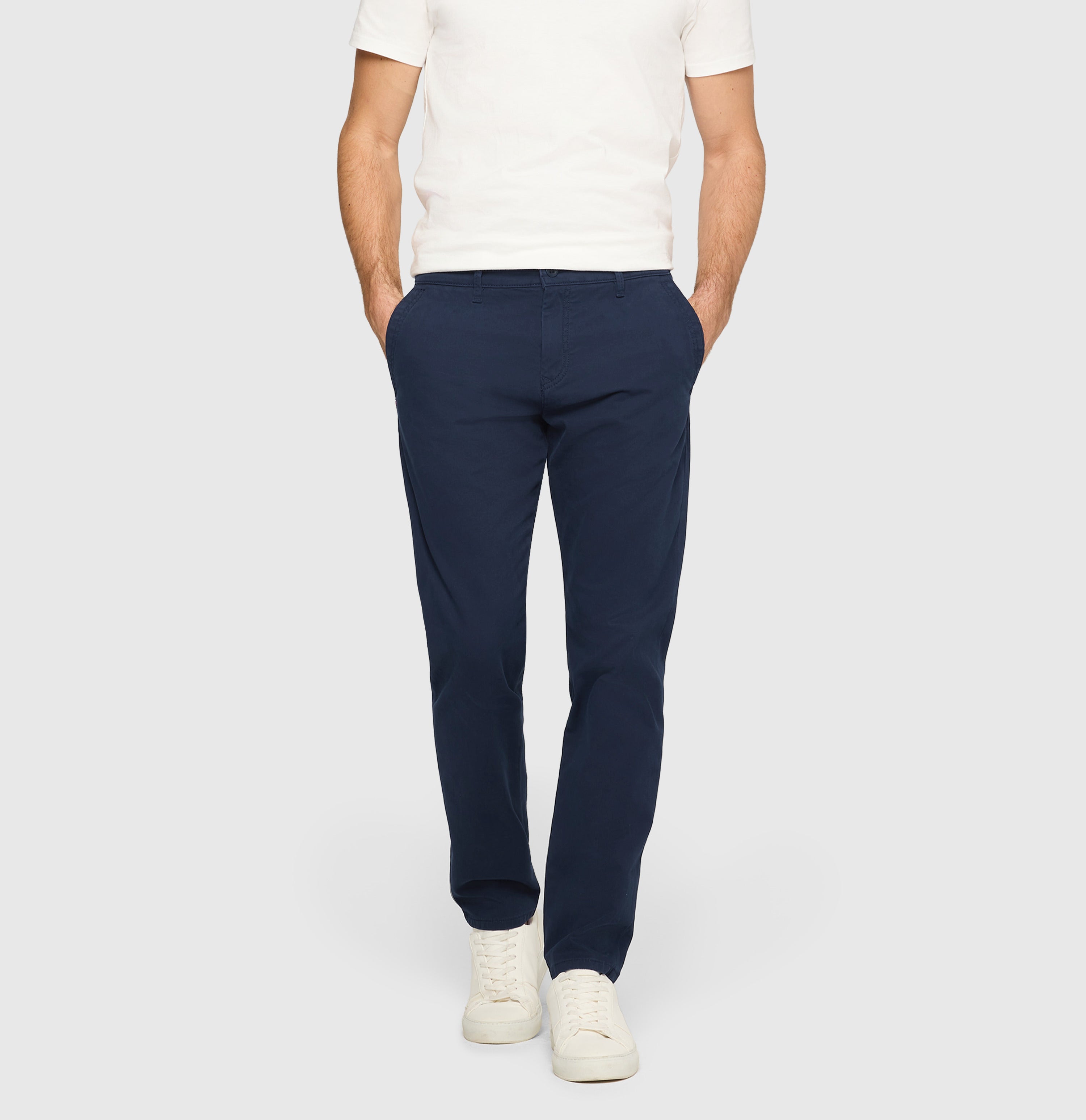Chino with discreet vintage effects. | Lenny | midnight blue | Front view of model
