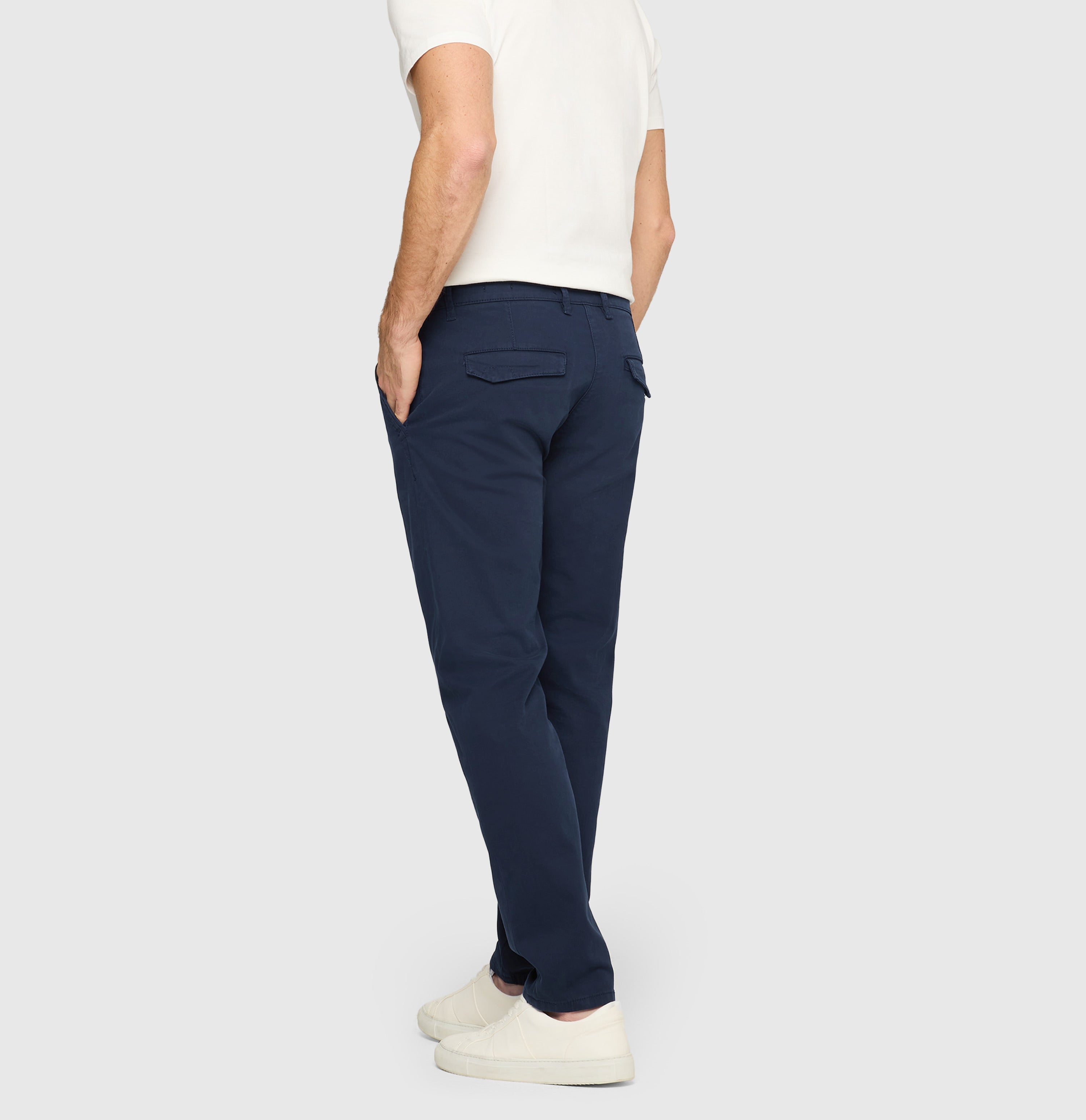 Chino with discreet vintage effects. | Lenny | midnight blue | Back view of model
