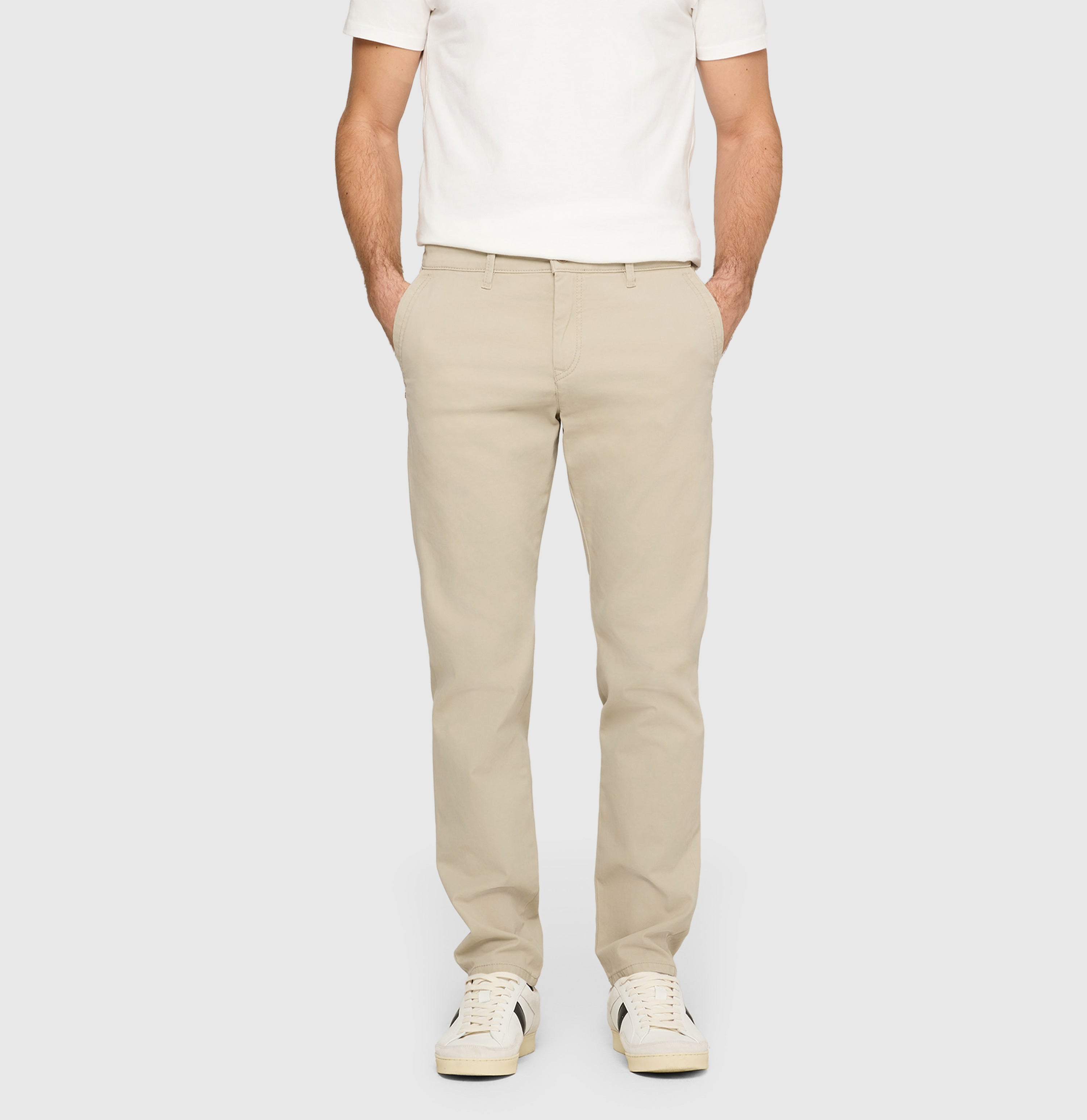 Chino with discreet vintage effects. | Lenny | smoothly beige | Front view of model