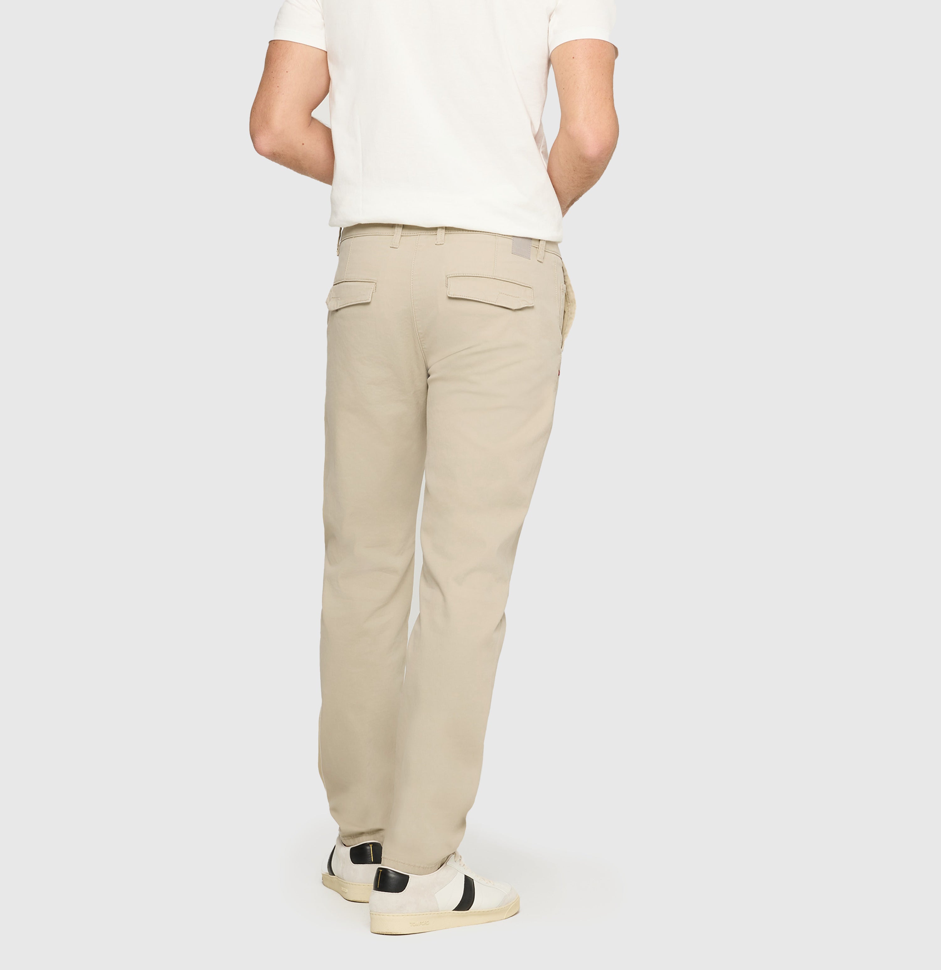 Chino with discreet vintage effects. | Lenny | smoothly beige | Back view of model