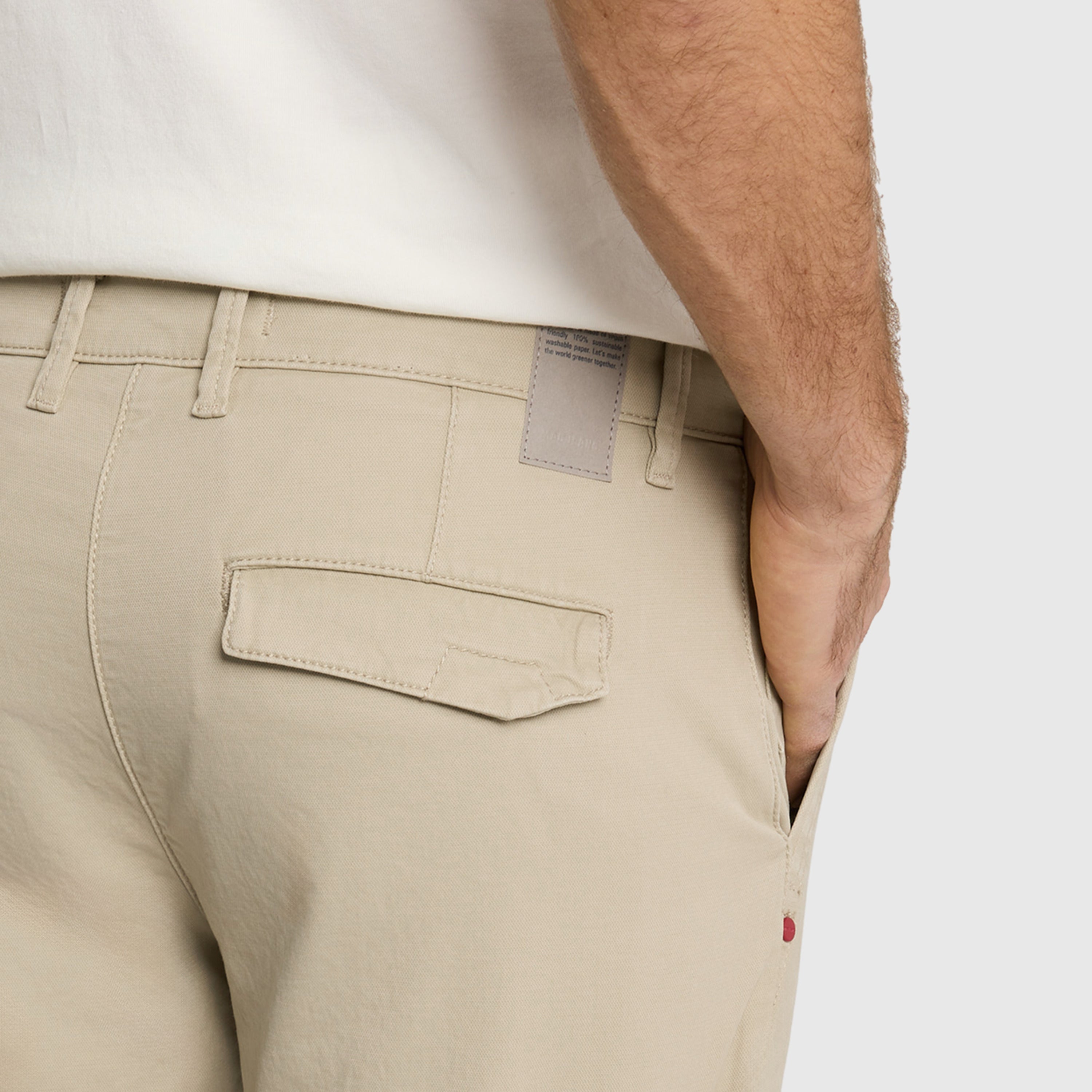 Chino with discreet vintage effects. | Lenny | smoothly beige | Side view of model