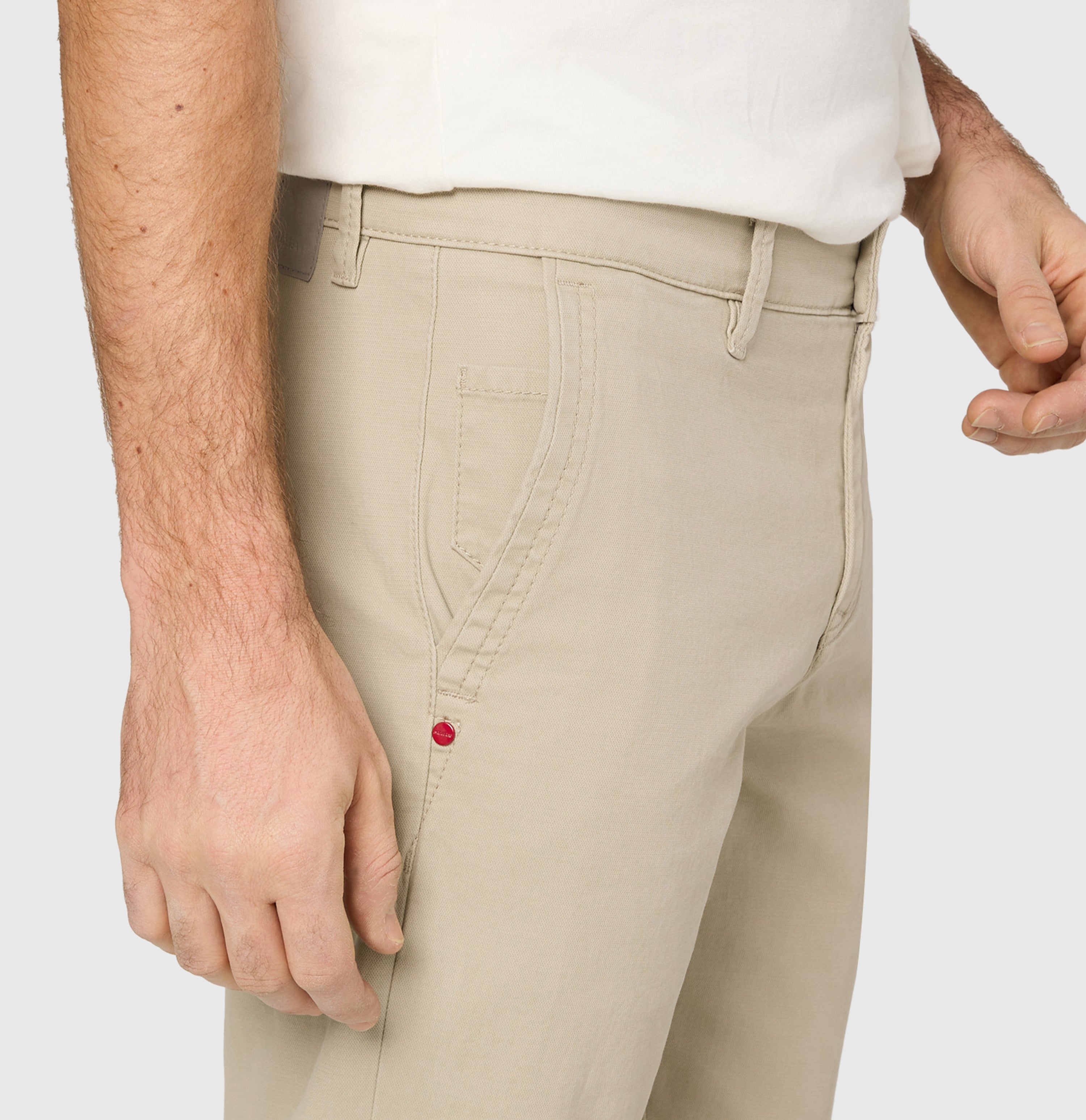 Chino with discreet vintage effects. | Lenny | smoothly beige | Detailed view 2 of model