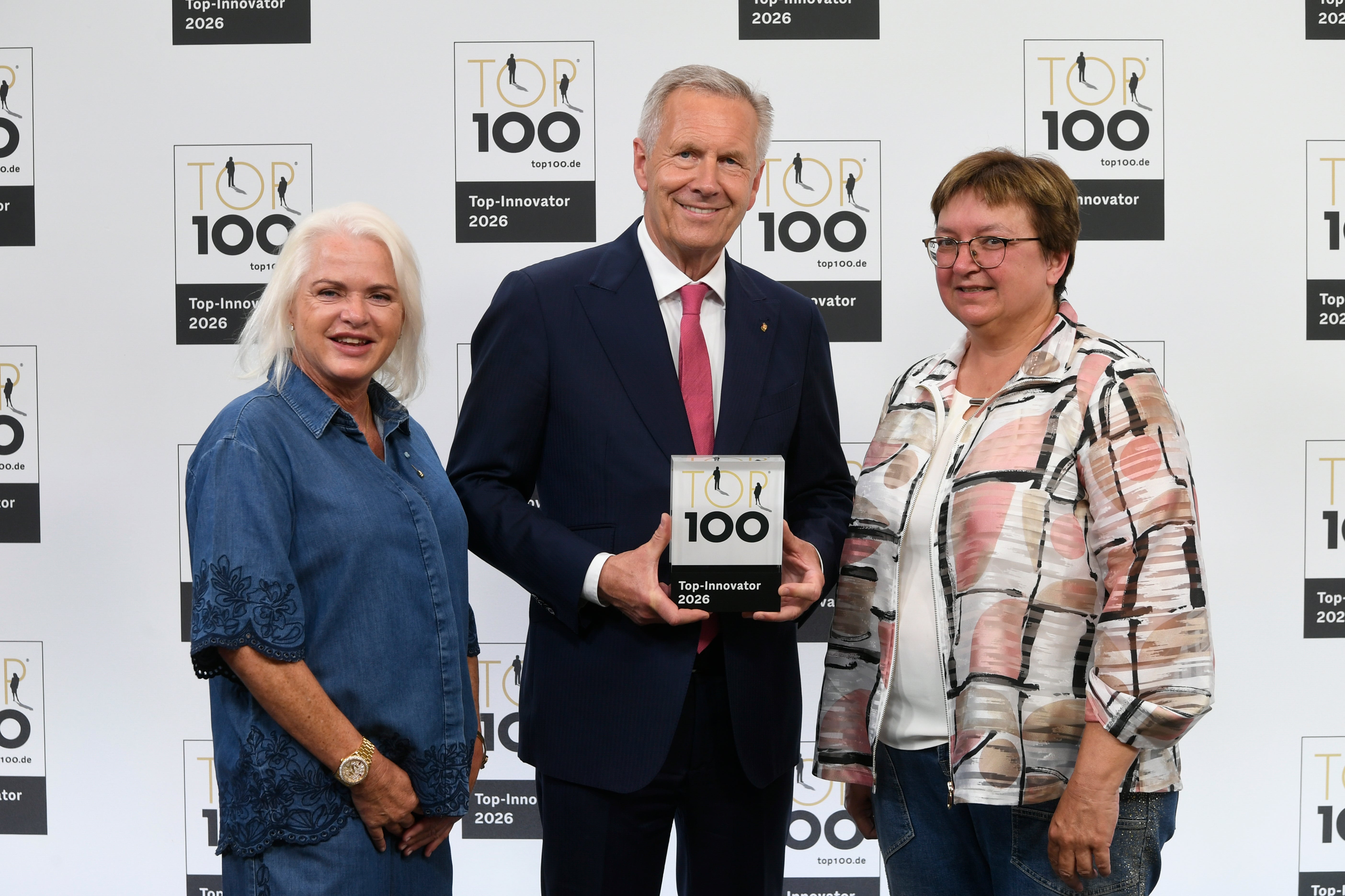 MAC JEANS zählt zu den innovativsten Unternehmen des deutschen Mittelstands – Der Hosenspezialist aus Wald/Roßbach wird mit dem TOP 100-Siegel 2026 ausgezeichnet.