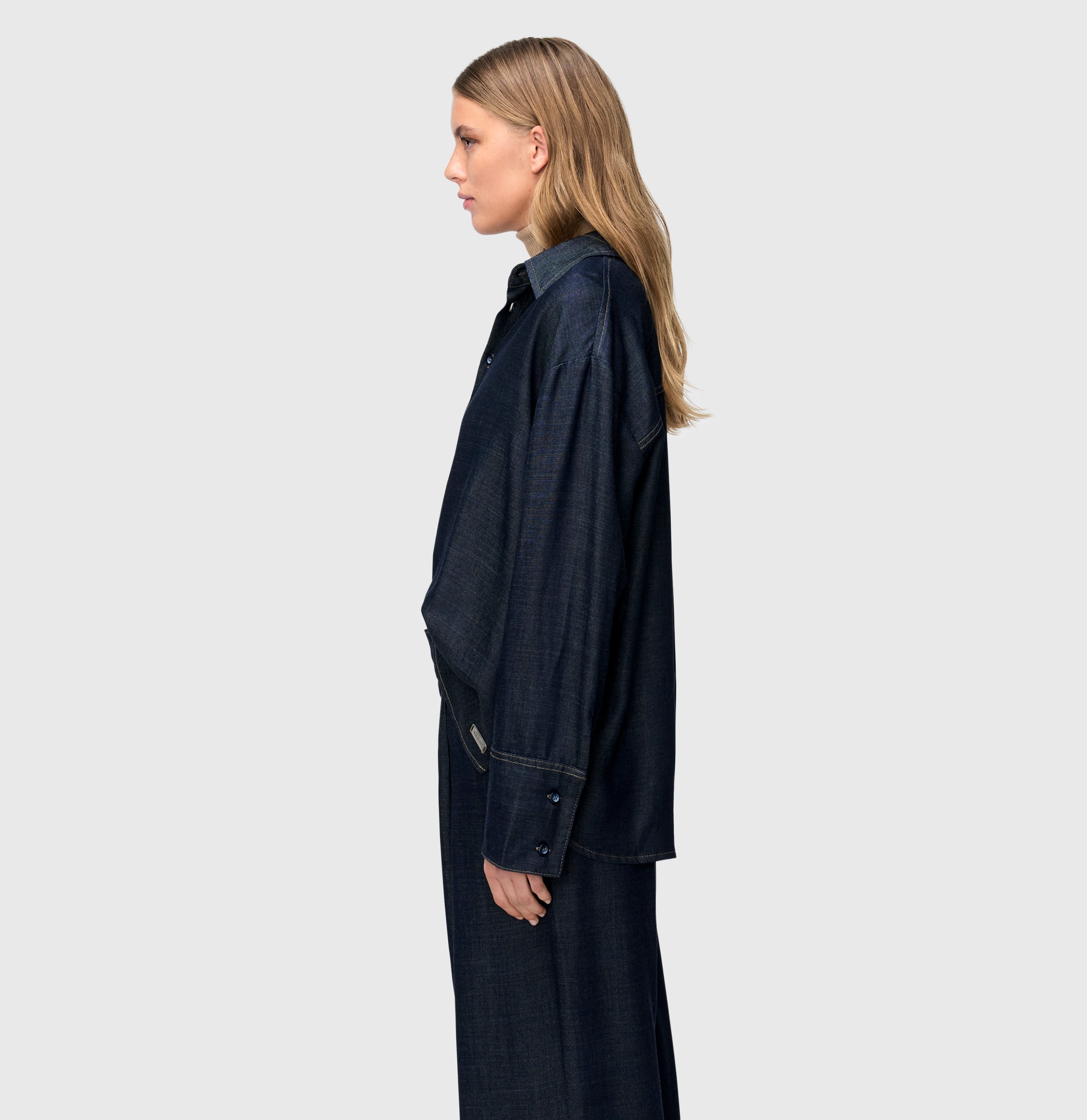 Denim shirt with high viscose content. | OVER SHIRT | fashion rinsed | Side view of model