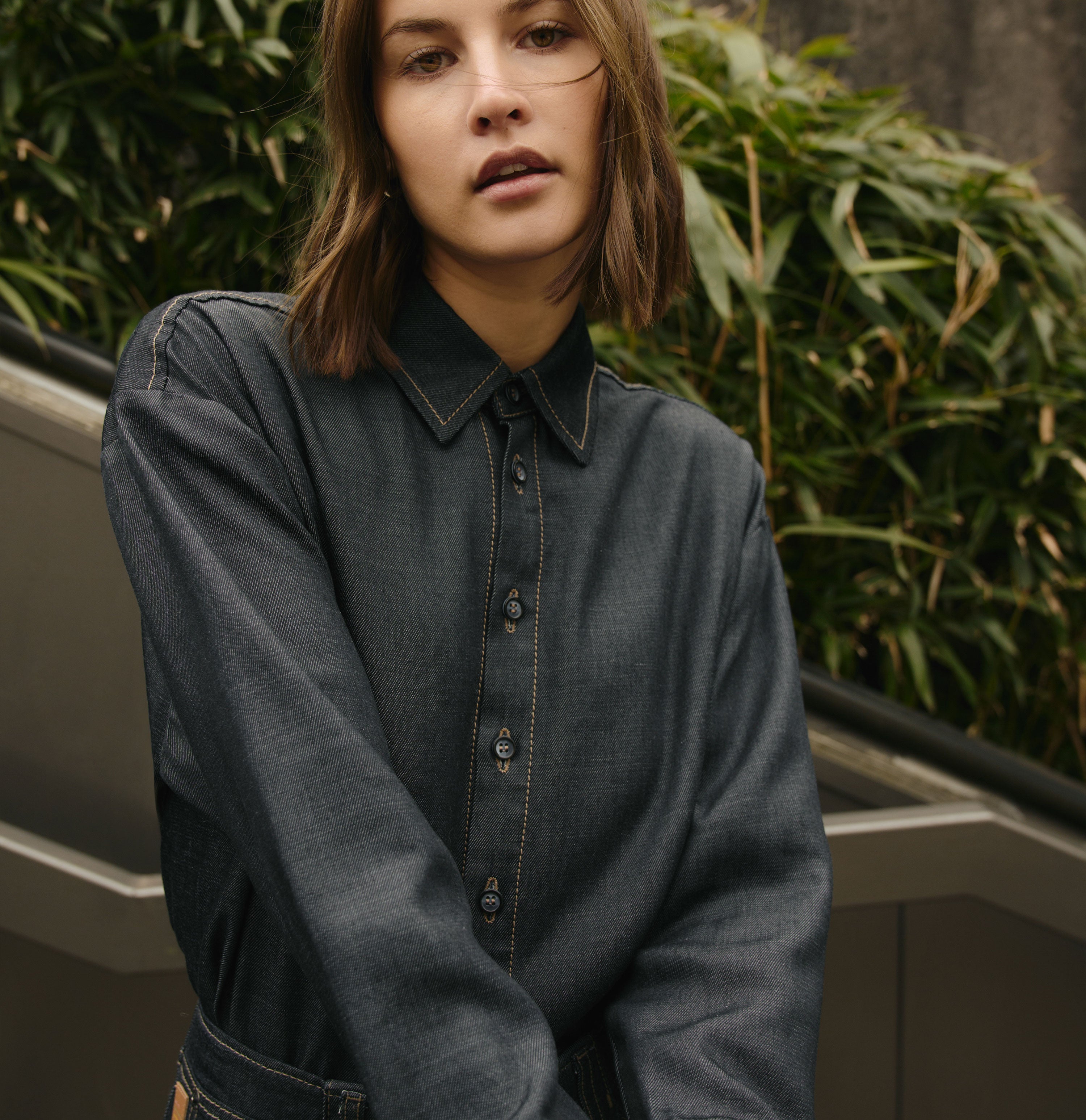 Denim shirt with high viscose content. | OVER SHIRT | fashion rinsed | Campaign image 3