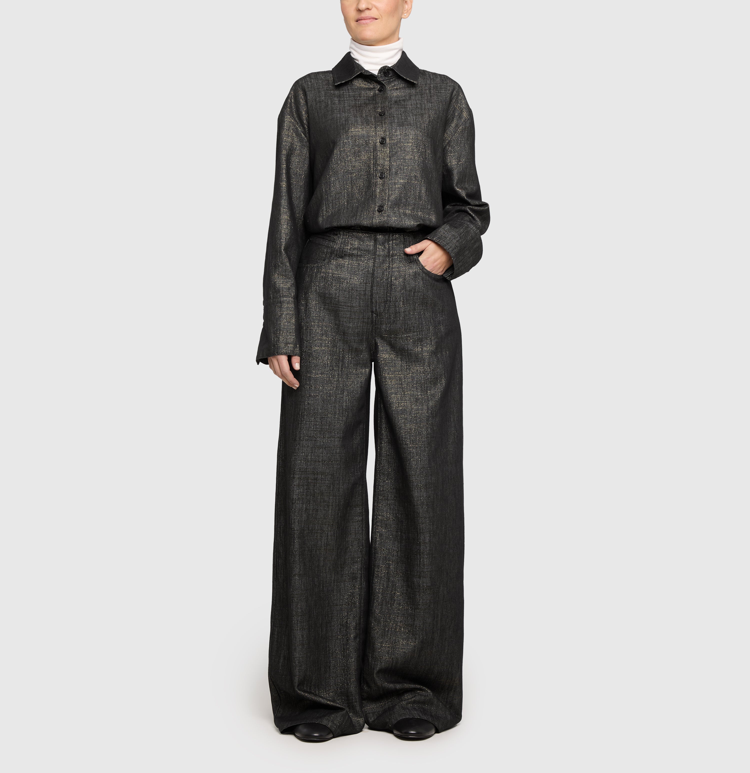 Overshirt in an effective premium Lurex material. | OVER SHIRT | fashion rinsed | Side view of model