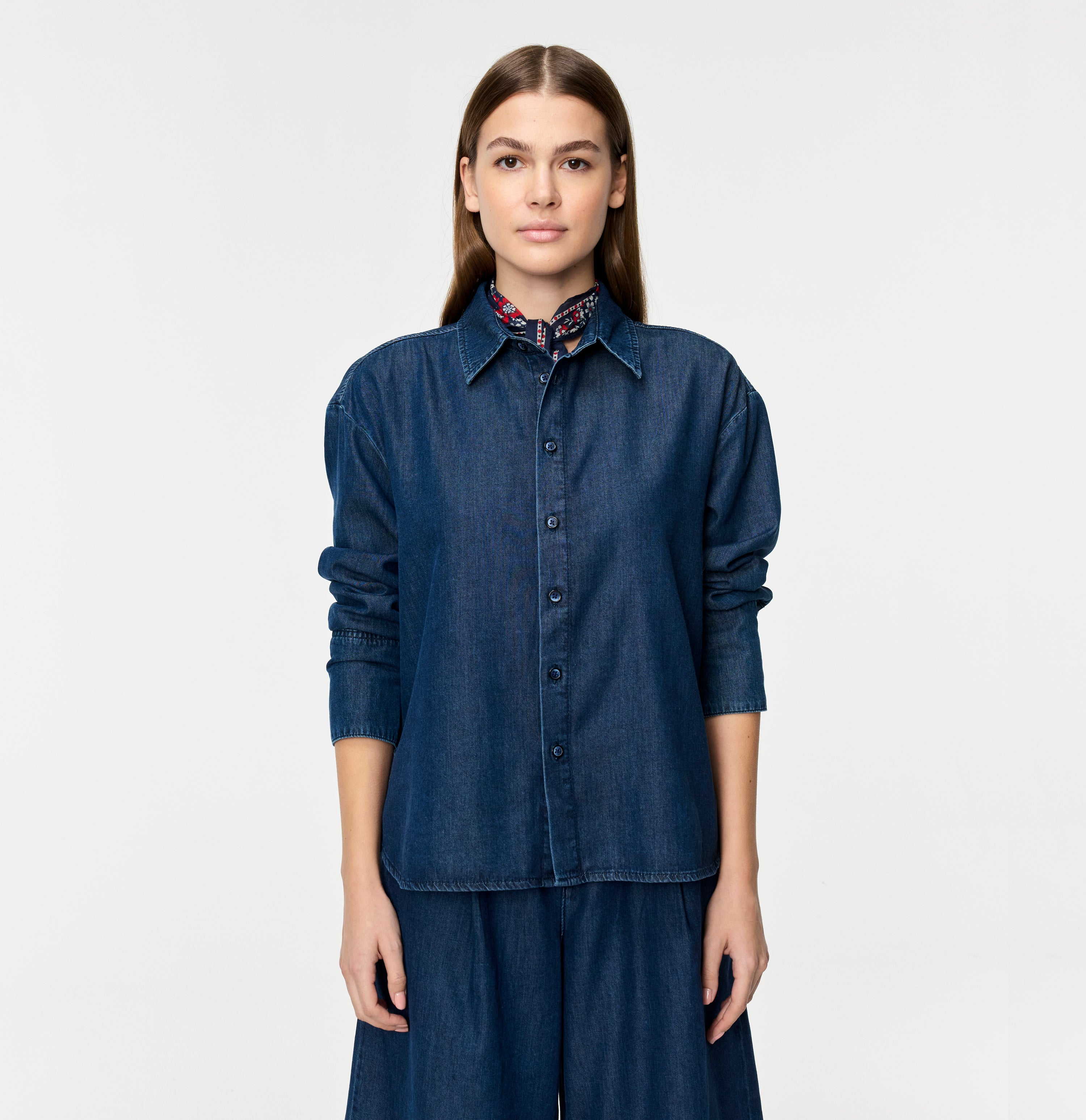 Overshirt in a soft cotton-lyocell blend. | OVER SHIRT | simply blue wash | Front view of model