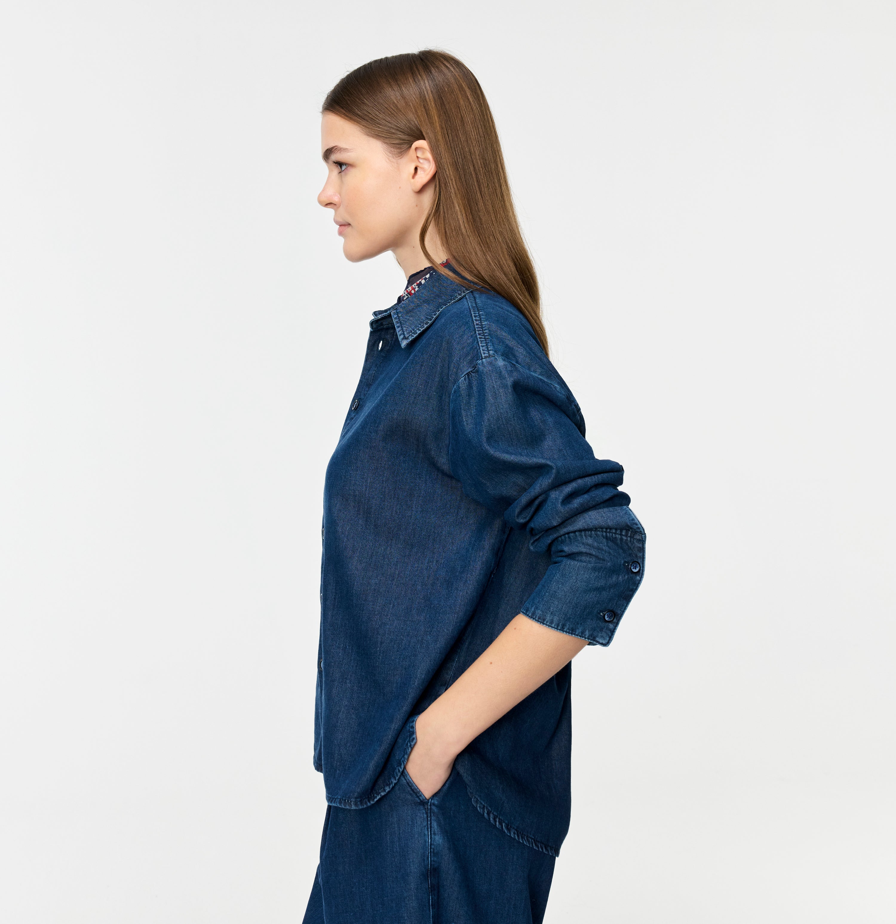 Overshirt in a soft cotton-lyocell blend. | OVER SHIRT | simply blue wash | Side view of model