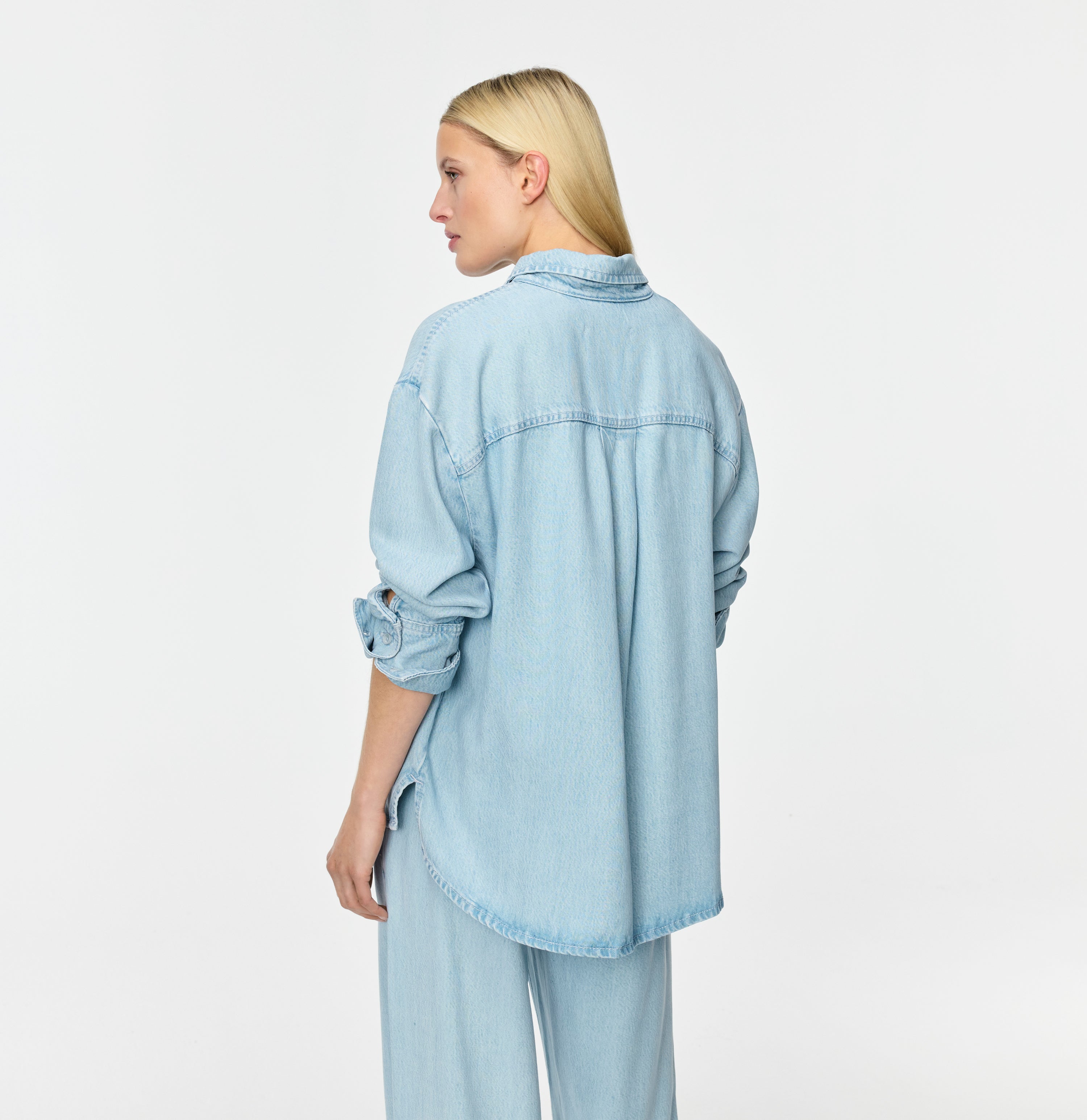 Denim shirt made of pure lyocell fibres. | OVER SHIRT | essential blue wash | Back view of model