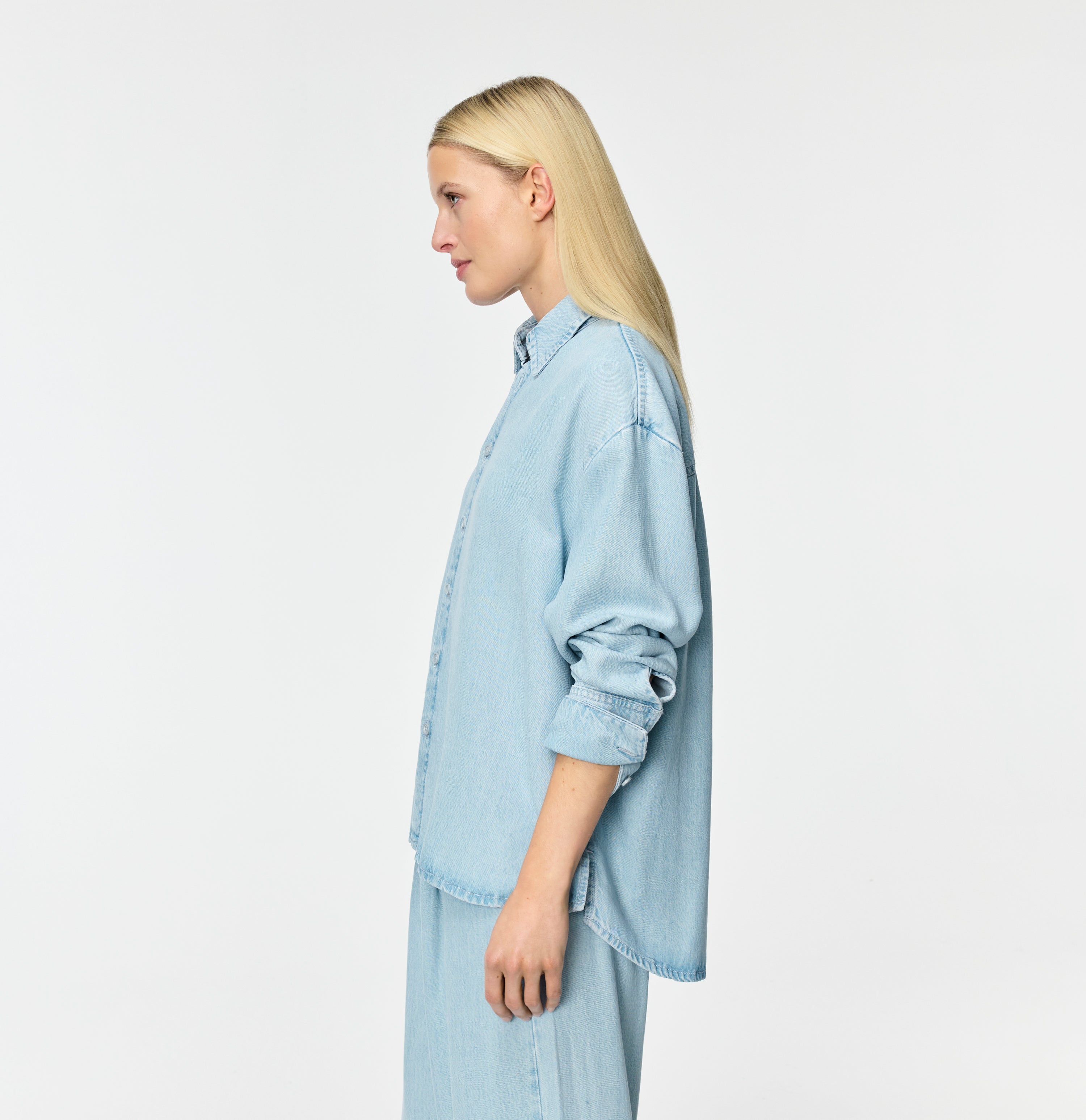 Denim shirt made of pure lyocell fibres. | OVER SHIRT | essential blue wash | Side view of model