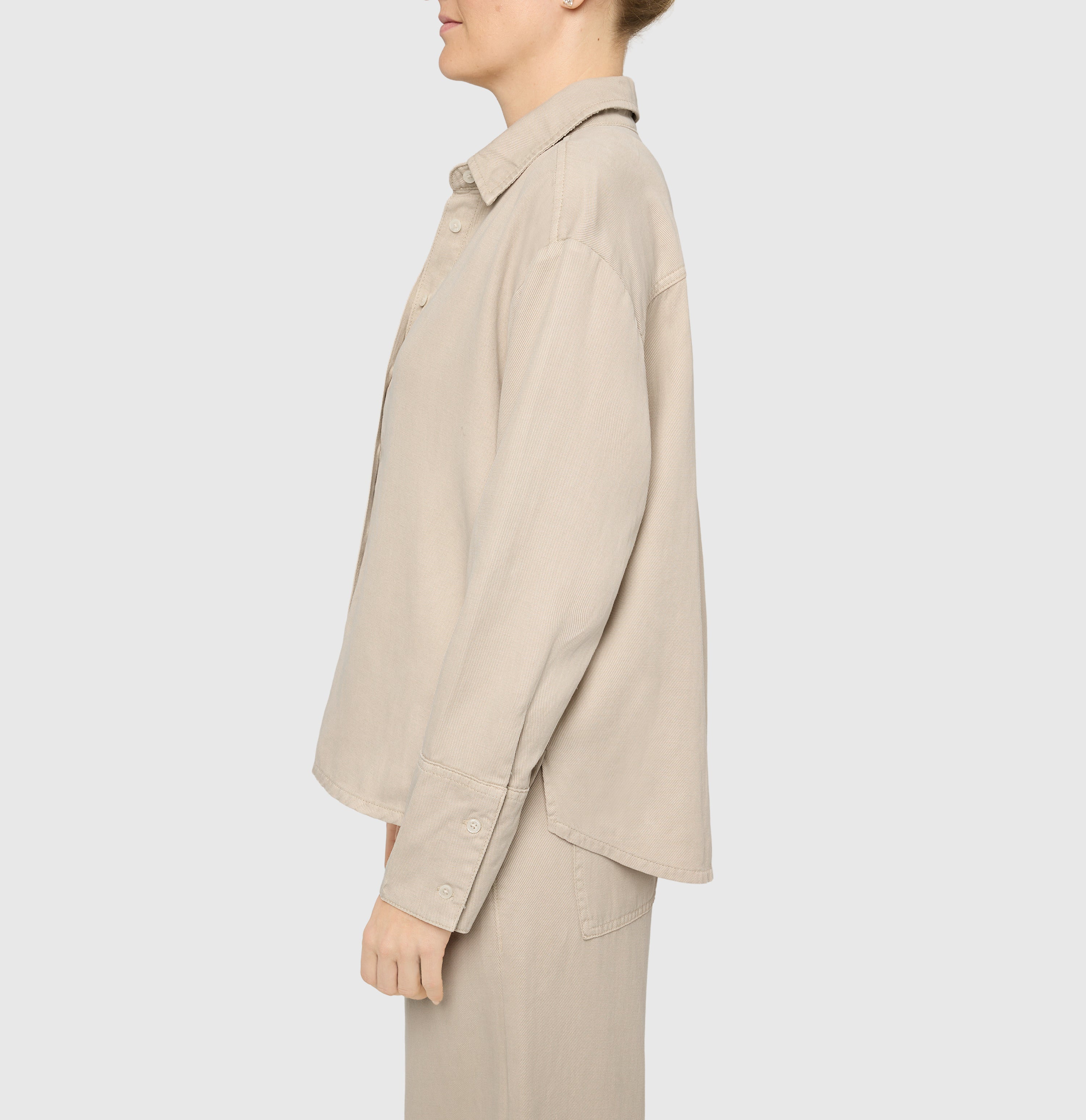 Shirt in a linen-lyocell-cotton blend. | OVER SHIRT 2.3 | ivory PPT | Side view of model