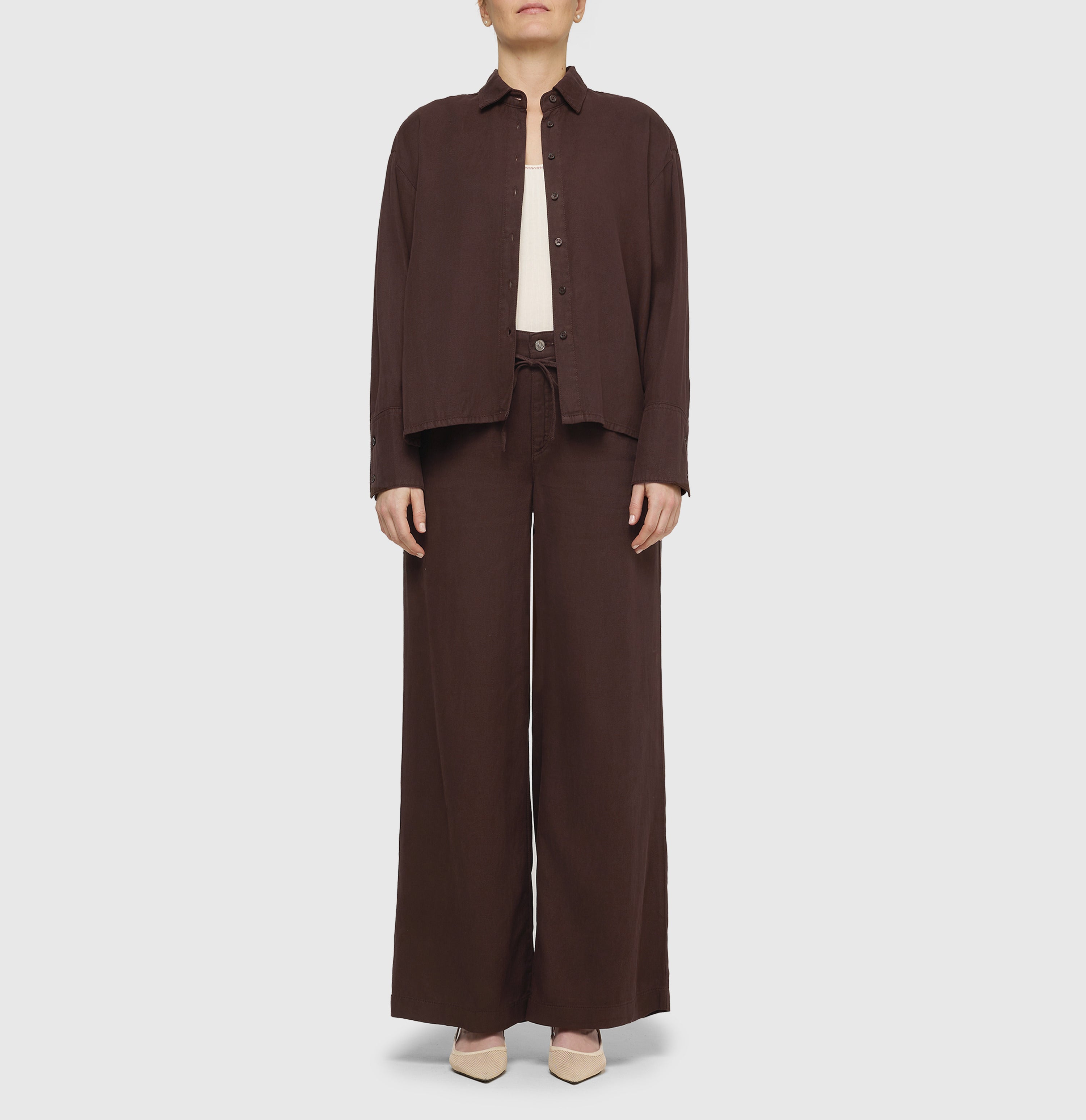 Shirt in a linen-lyocell-cotton blend. | OVER SHIRT 2.3 | truffle brown PPT | Front view of model