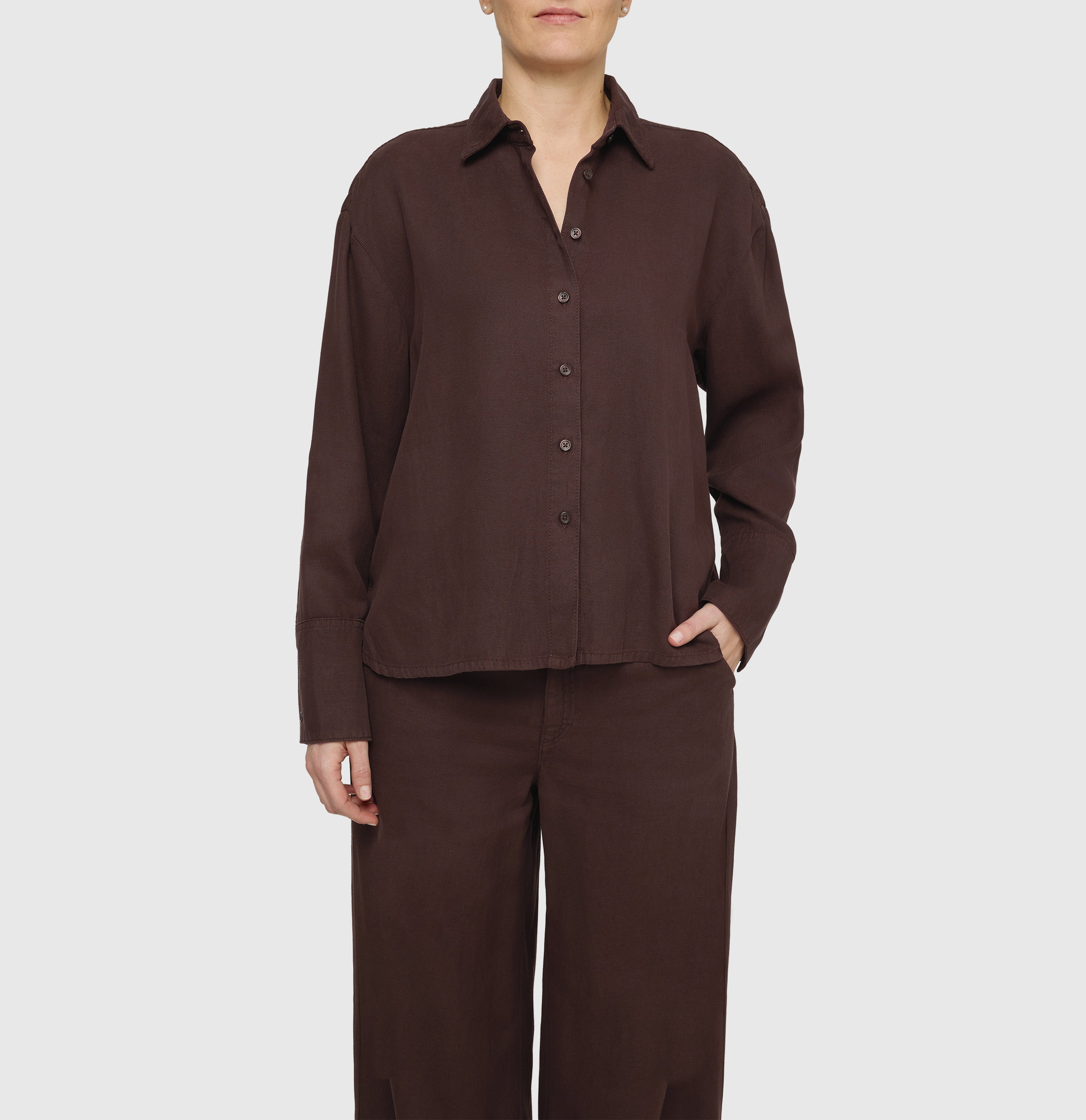 Shirt in a linen-lyocell-cotton blend. | OVER SHIRT 2.3 | truffle brown PPT | Detailed view 3 of model