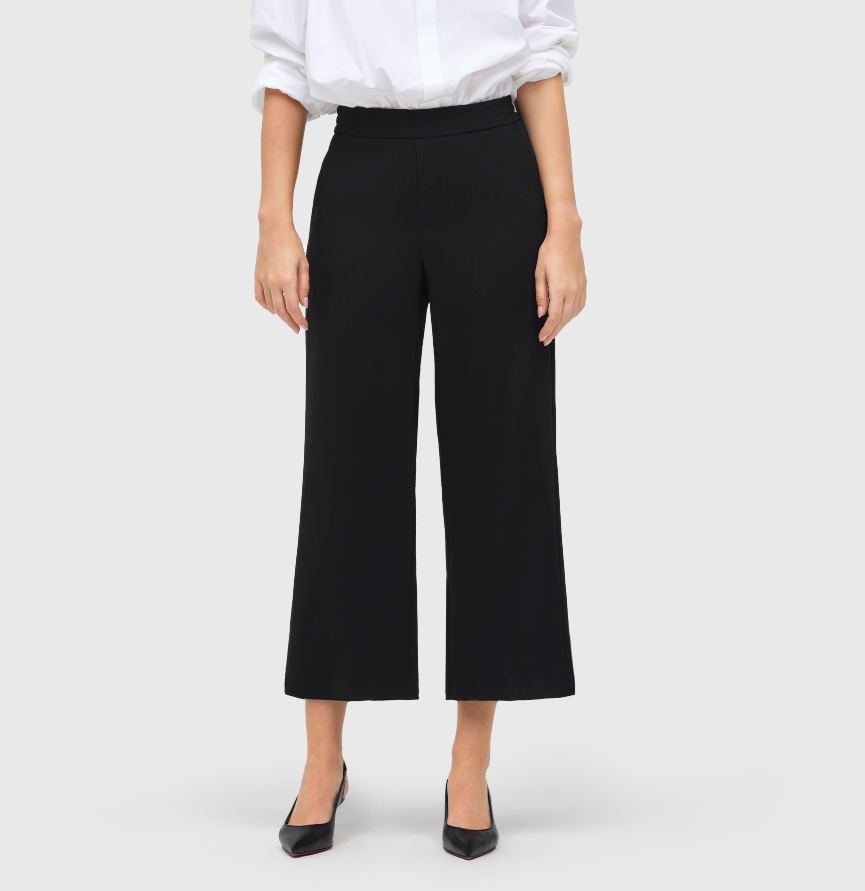 Culotte made of high-quality polyester crepe. | CHIARA cropped | black | Side view of model