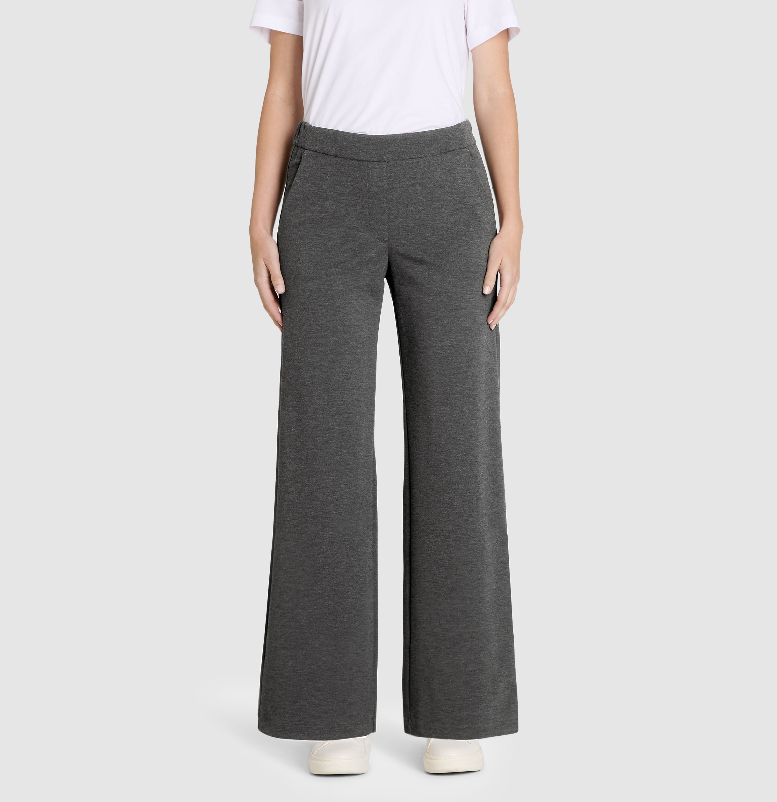 Wide fit made of light jersey in a viscose blend. | S-NAME | S-FBBZ | Front view of model