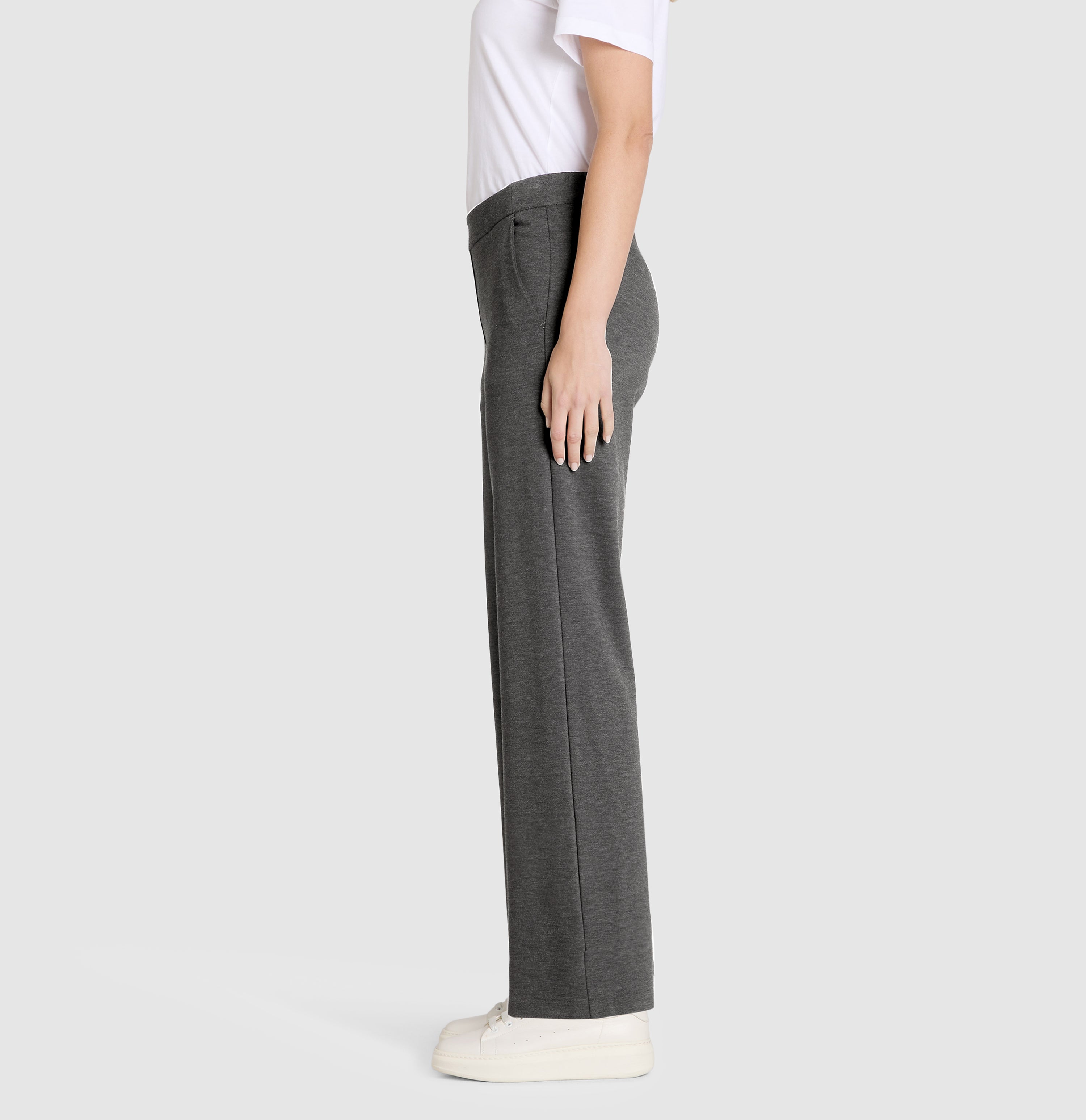 Wide fit made of light jersey in a viscose blend. | S-NAME | S-FBBZ | Side view of model