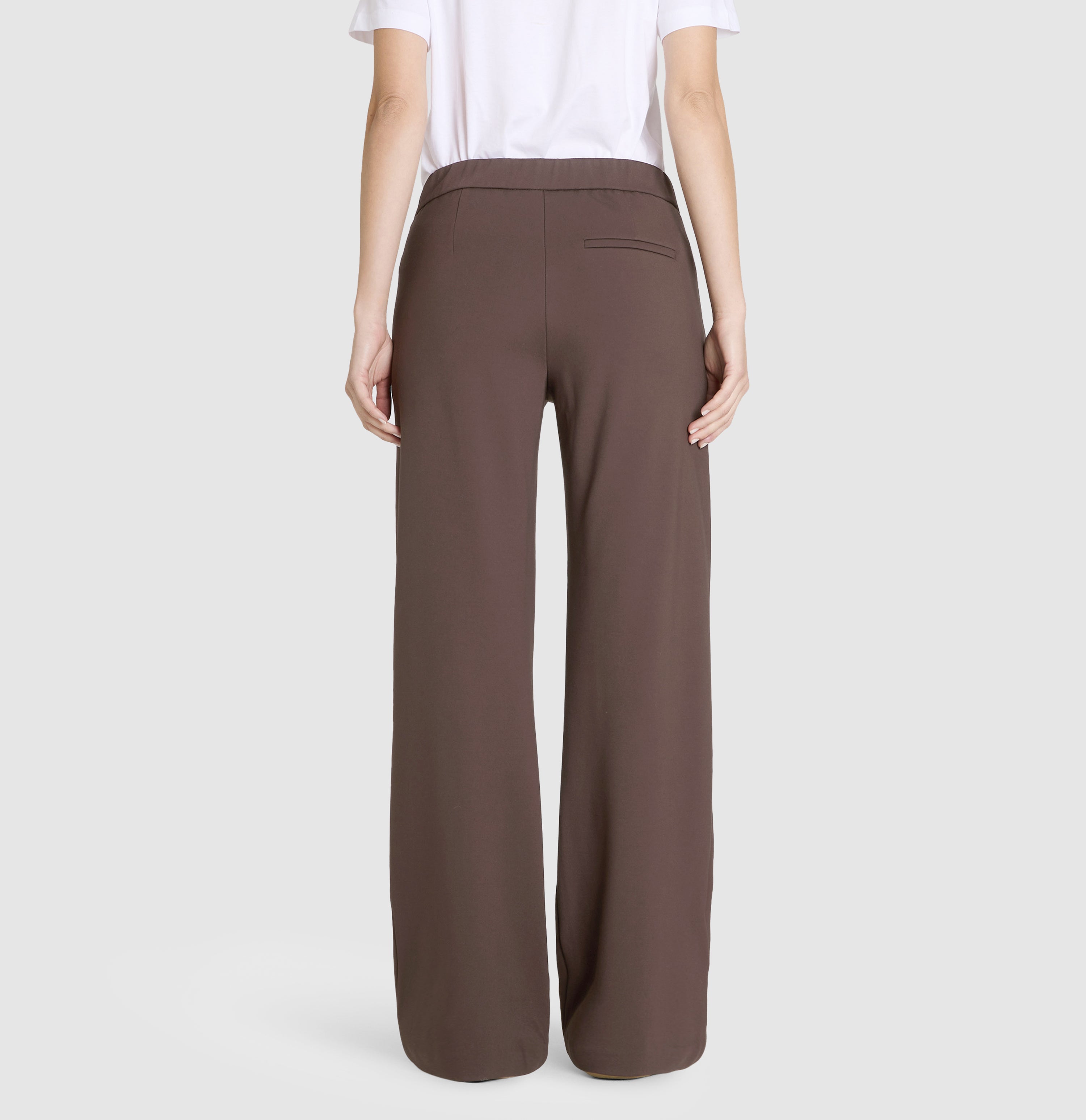 Wide fit made from light jersey. | CHIARA | truffle brown | Back view of model