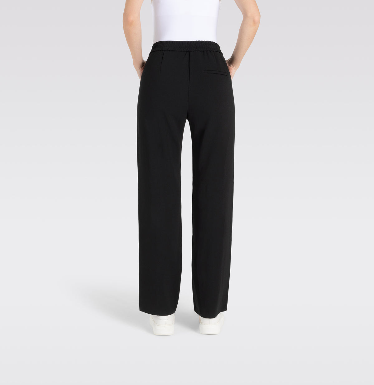 Wide fit made of flowing, floating crepe. | CHIARA | black | Back view of model
