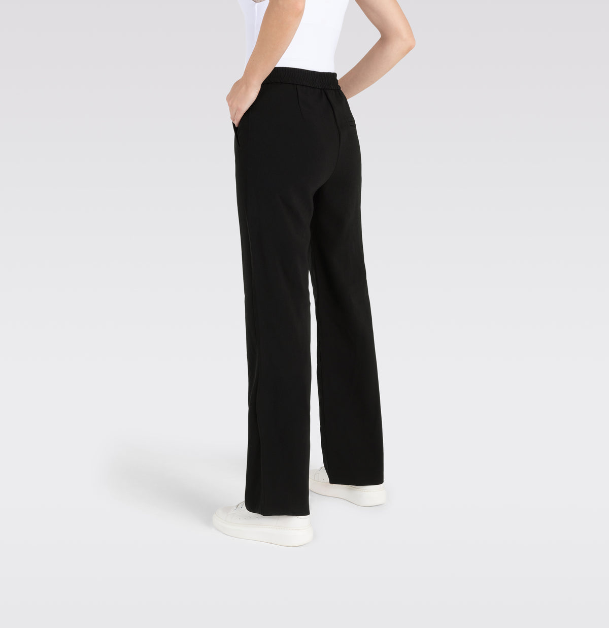 Wide fit made of flowing, floating crepe. | CHIARA | black | Detailed view 2 of model