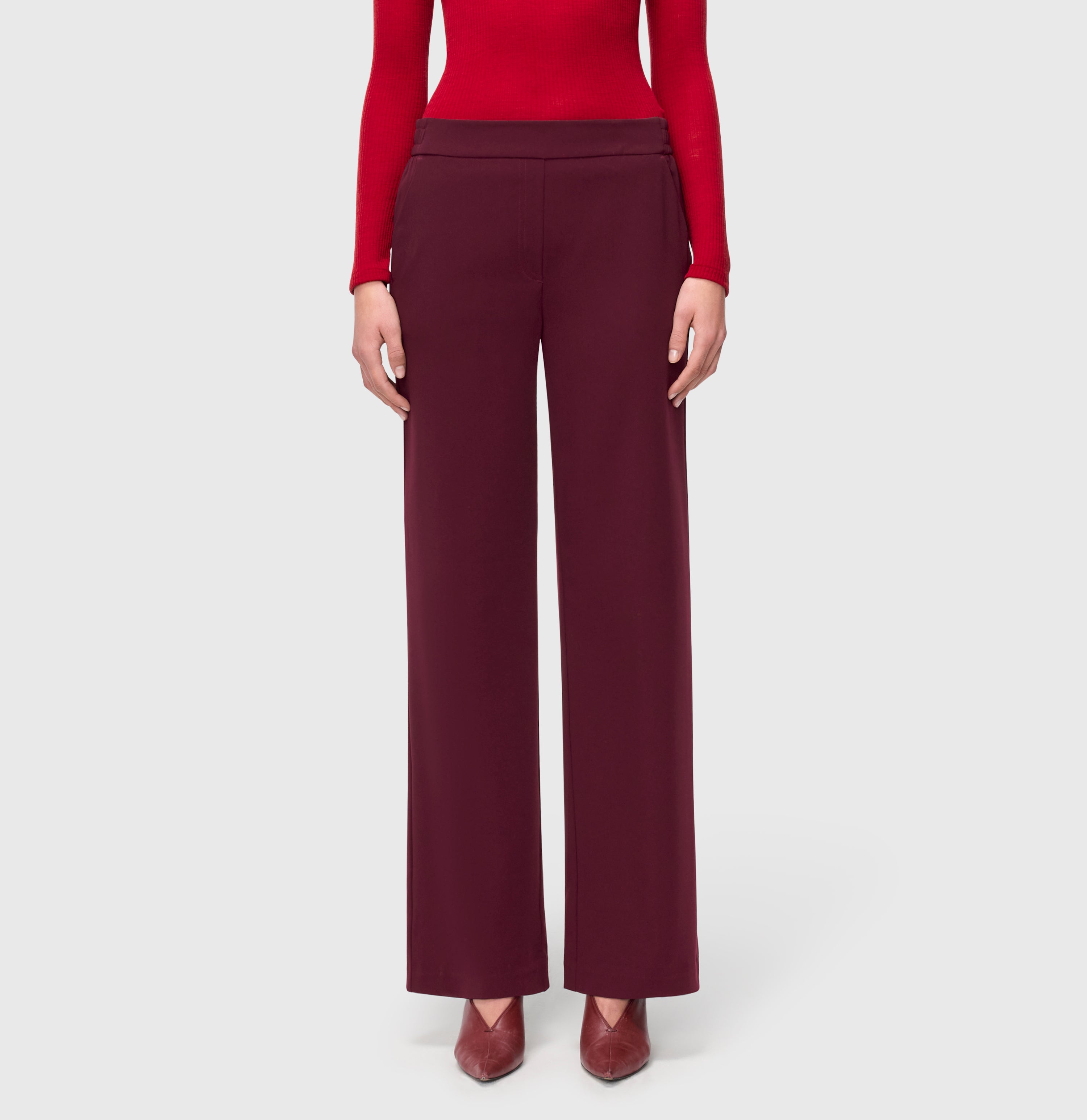 Wide fit made of flowing, floating crepe. | CHIARA | aubergine | Front view of model