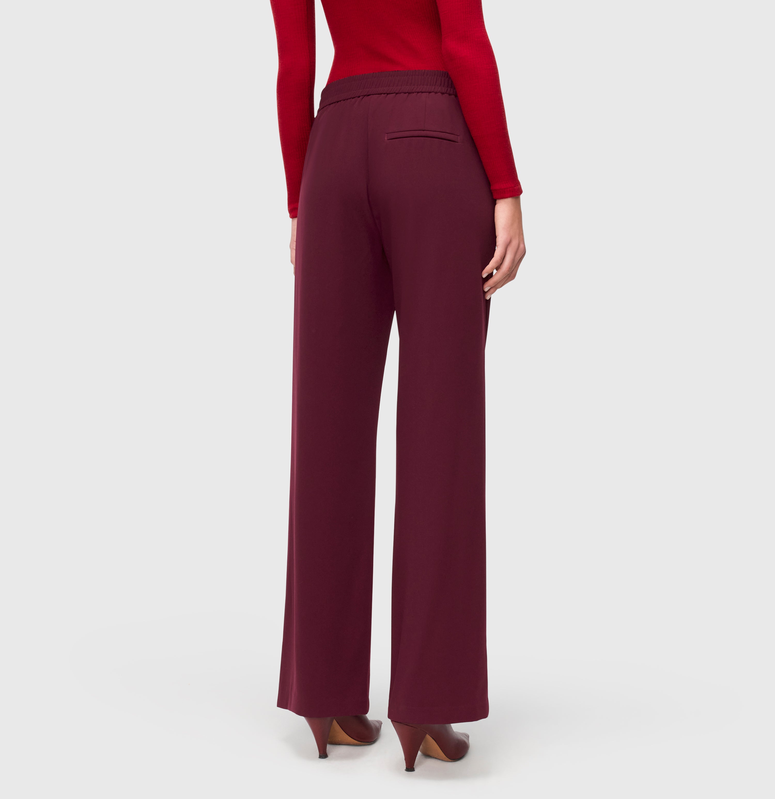 Wide fit made of flowing, floating crepe. | CHIARA | aubergine | Back view of model