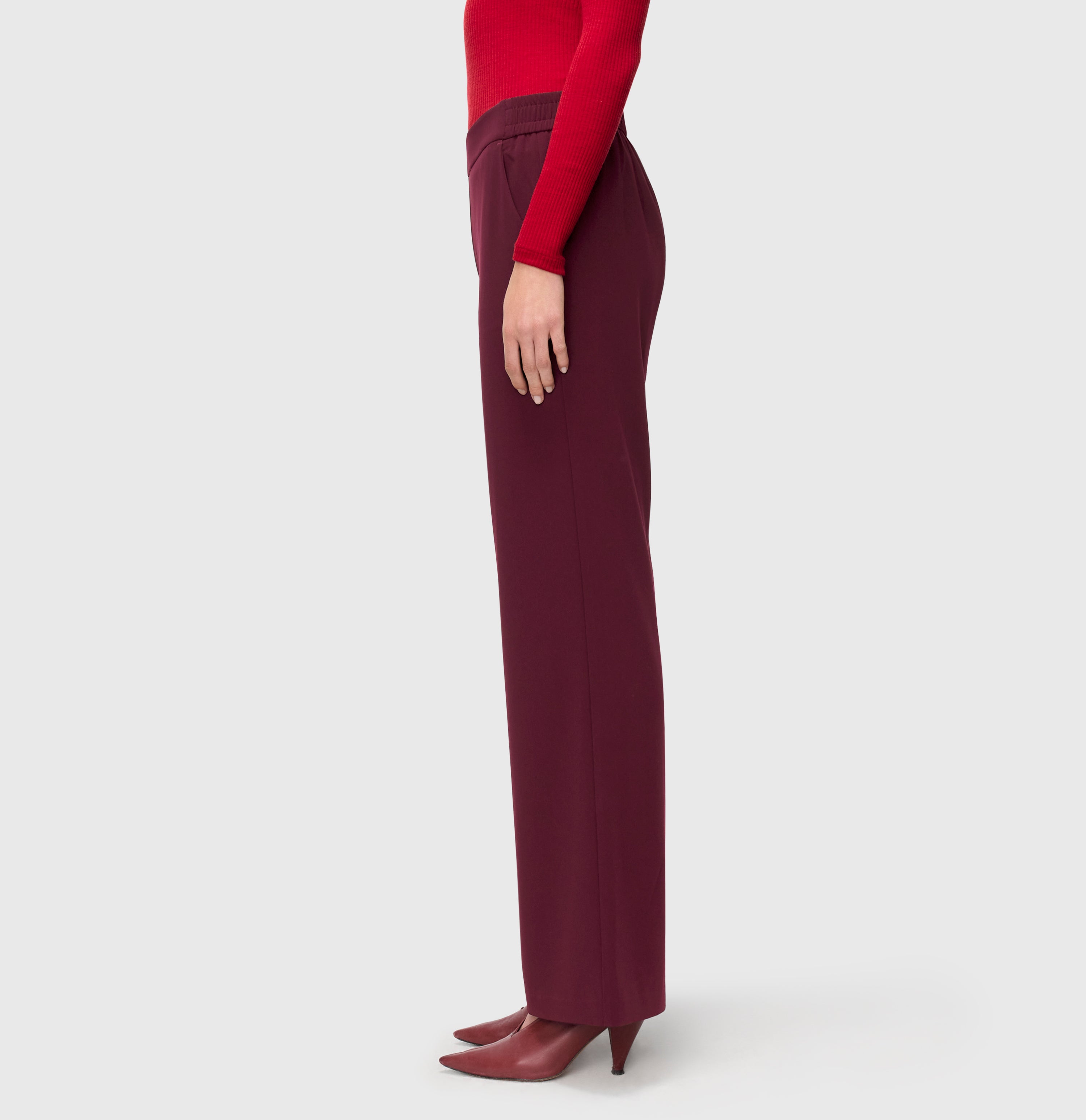 Wide fit made of flowing, floating crepe. | CHIARA | aubergine | Side view of model