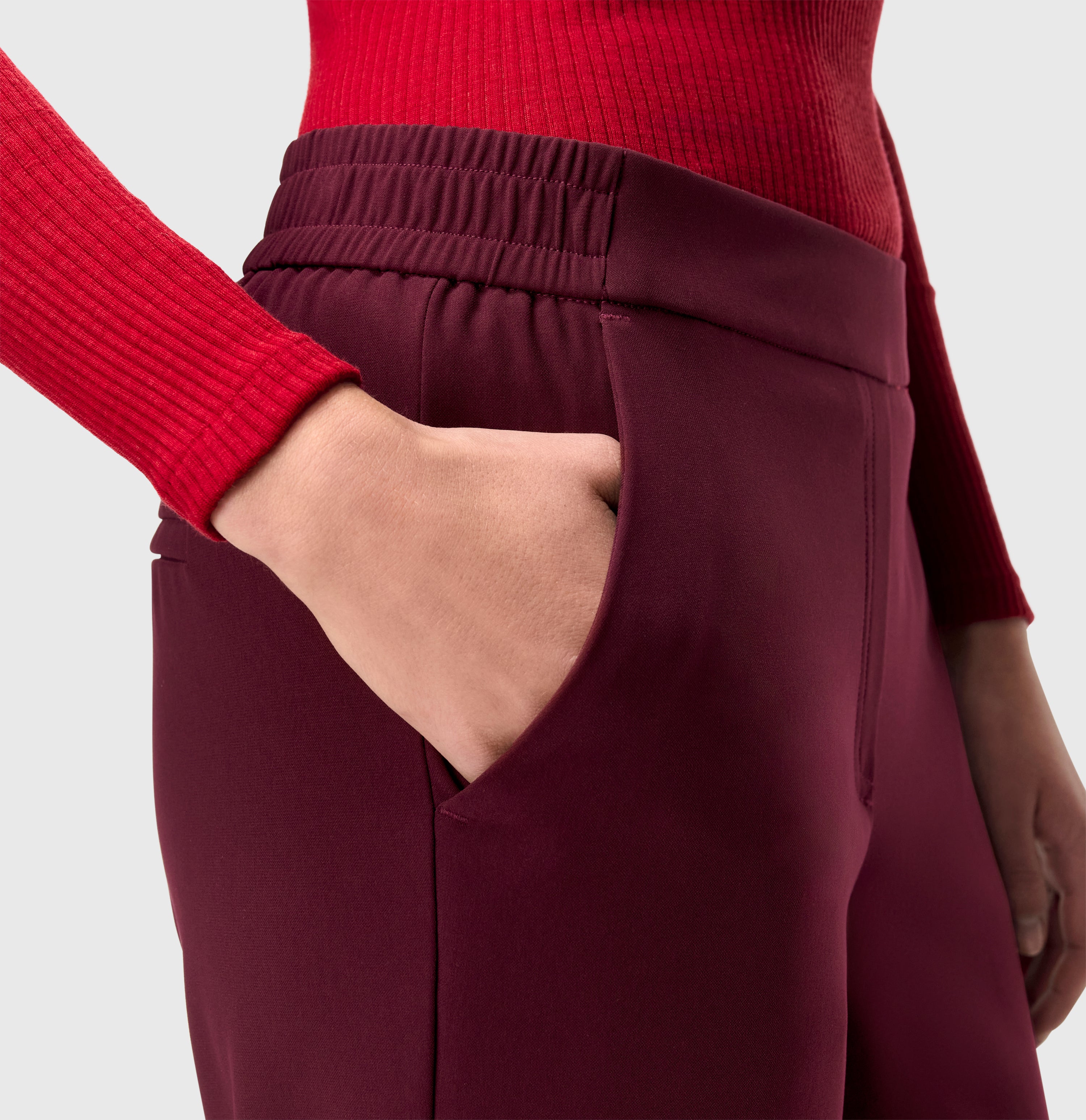 Wide fit made of flowing, floating crepe. | CHIARA | aubergine | Detailed view 2 of model