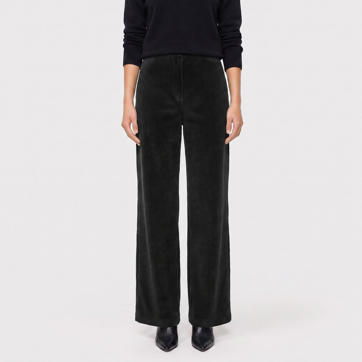Jersey corduroy trousers with a clean look. | WIDE CLEAN | black | Front view of model